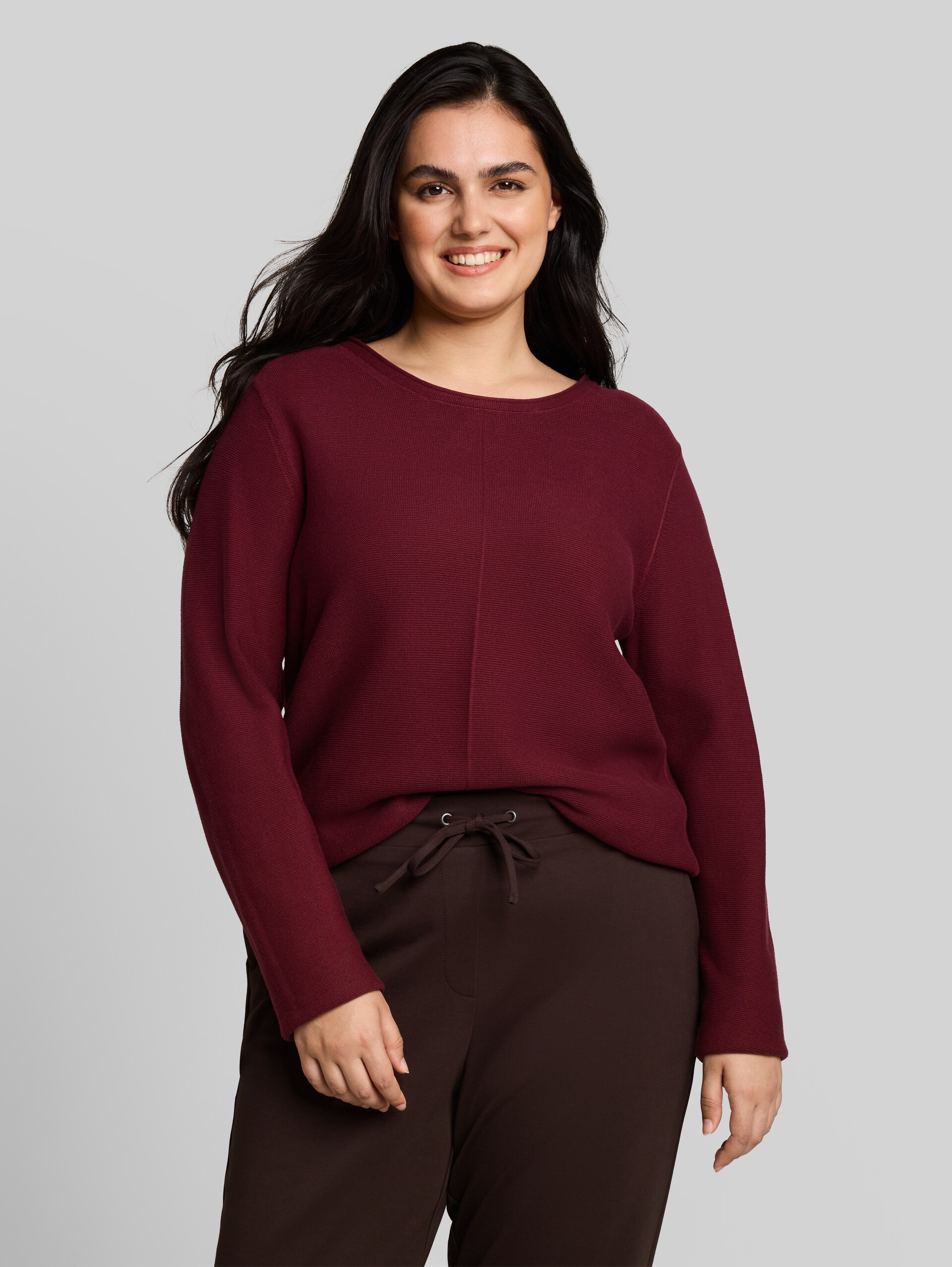 Plus Size - Strickpullover aus Baumwolle - Preppy Plum - Ausschnitt Model-Vorderansicht