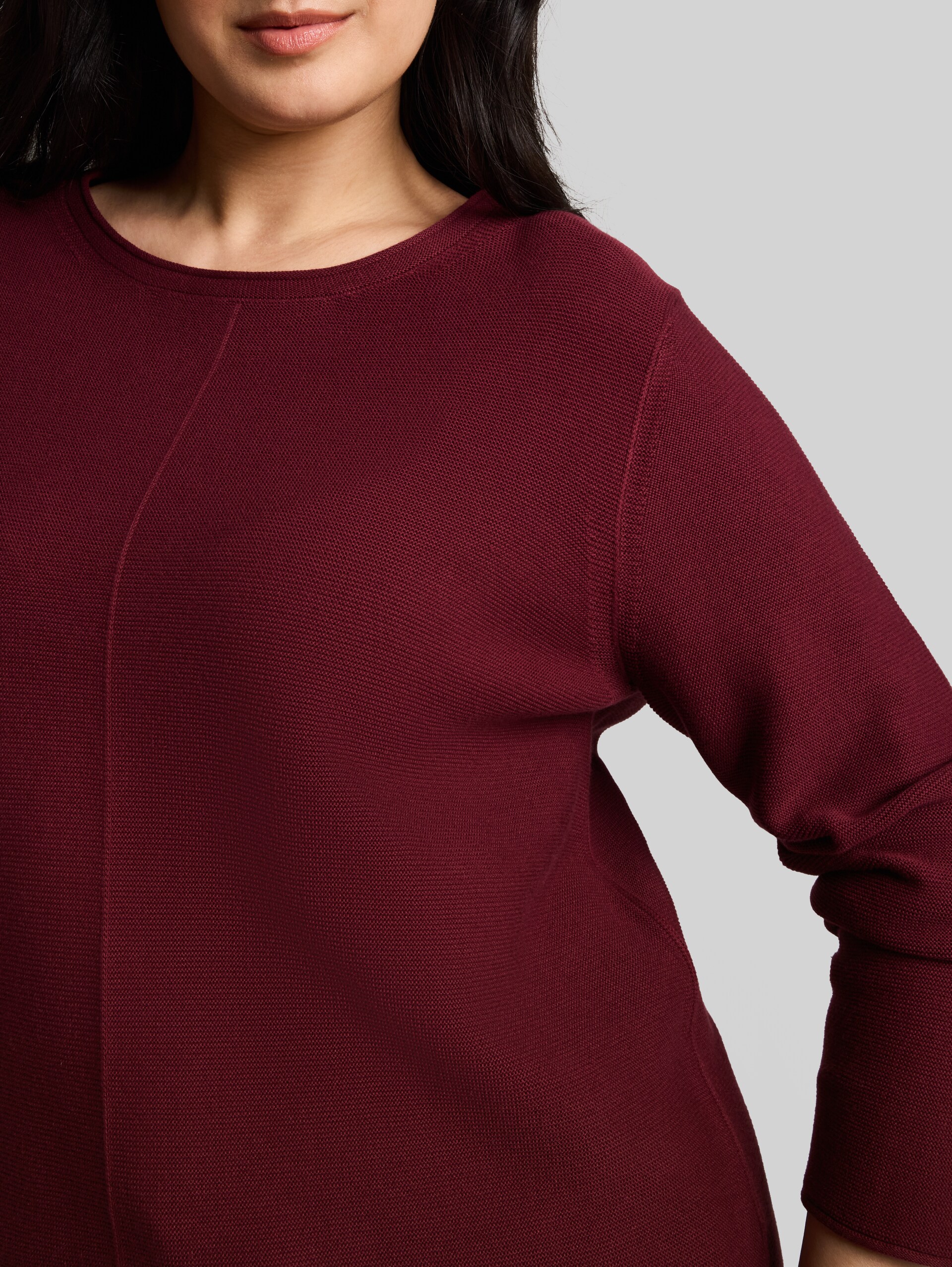 Plus Size - Strickpullover aus Baumwolle - Preppy Plum - Detail-Model-Ansicht