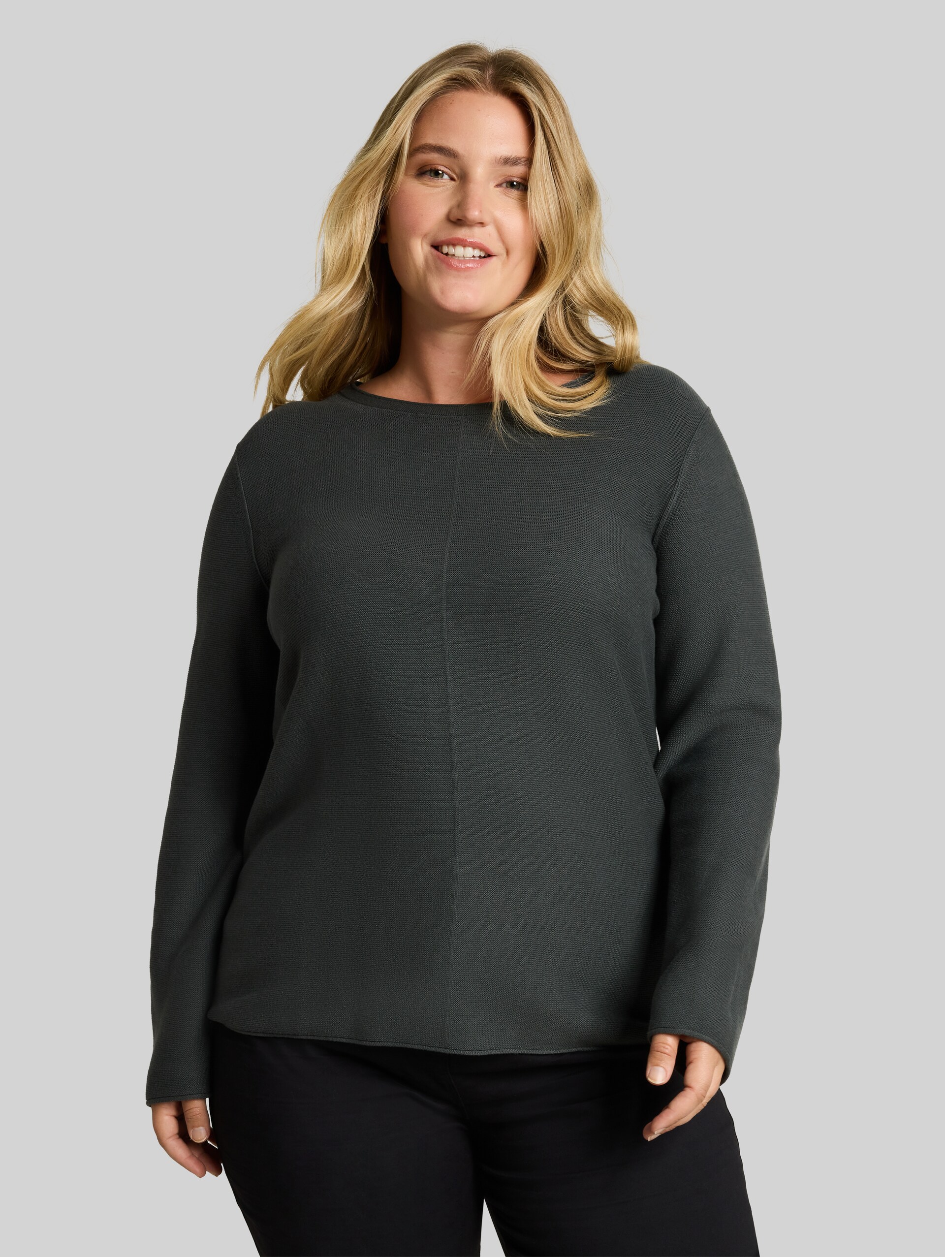 Plus Size - Strickpullover aus Baumwolle - Darkest Olive - Ausschnitt Model-Vorderansicht