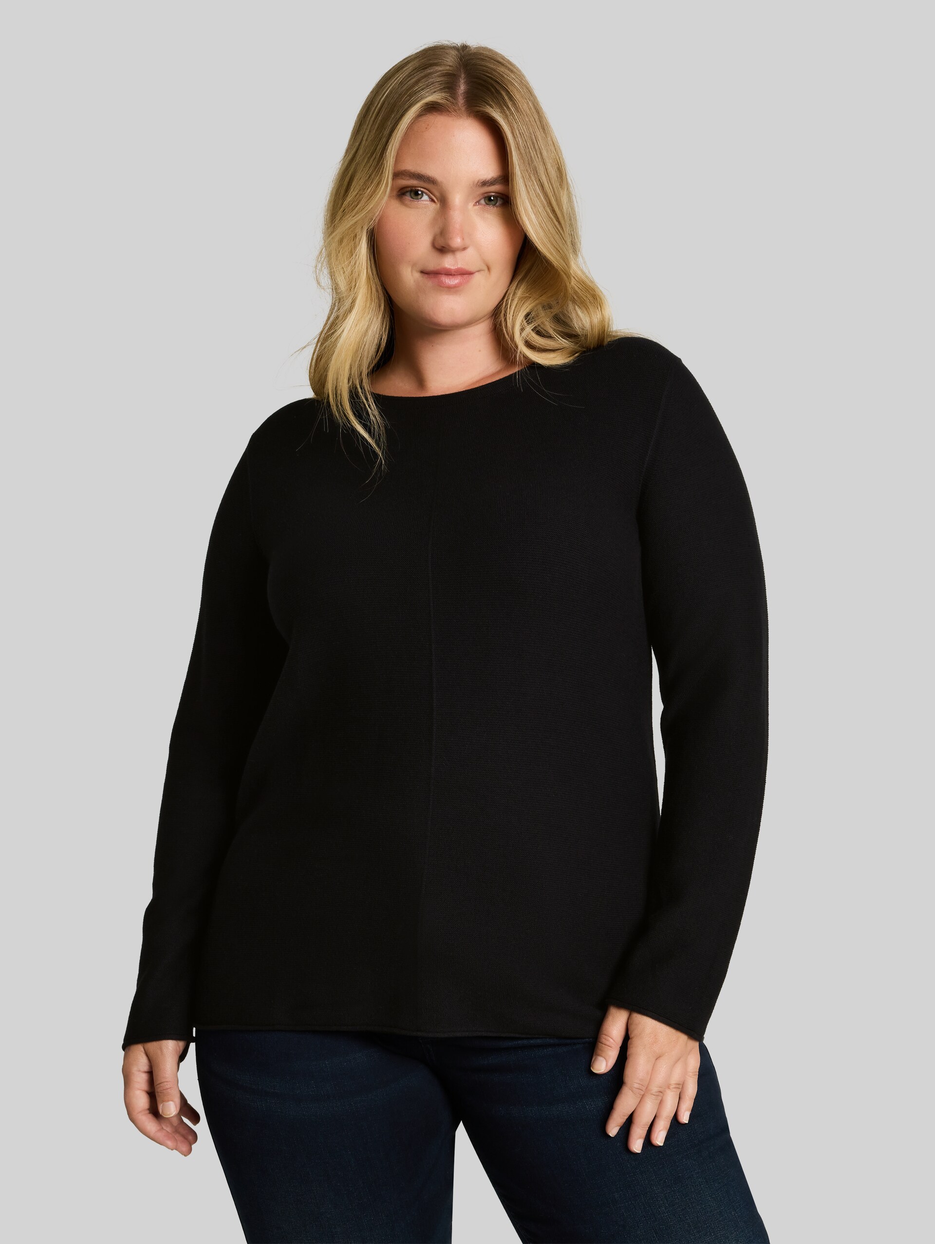 Plus Size - Strickpullover aus Baumwolle - deep black - Ausschnitt Model-Vorderansicht