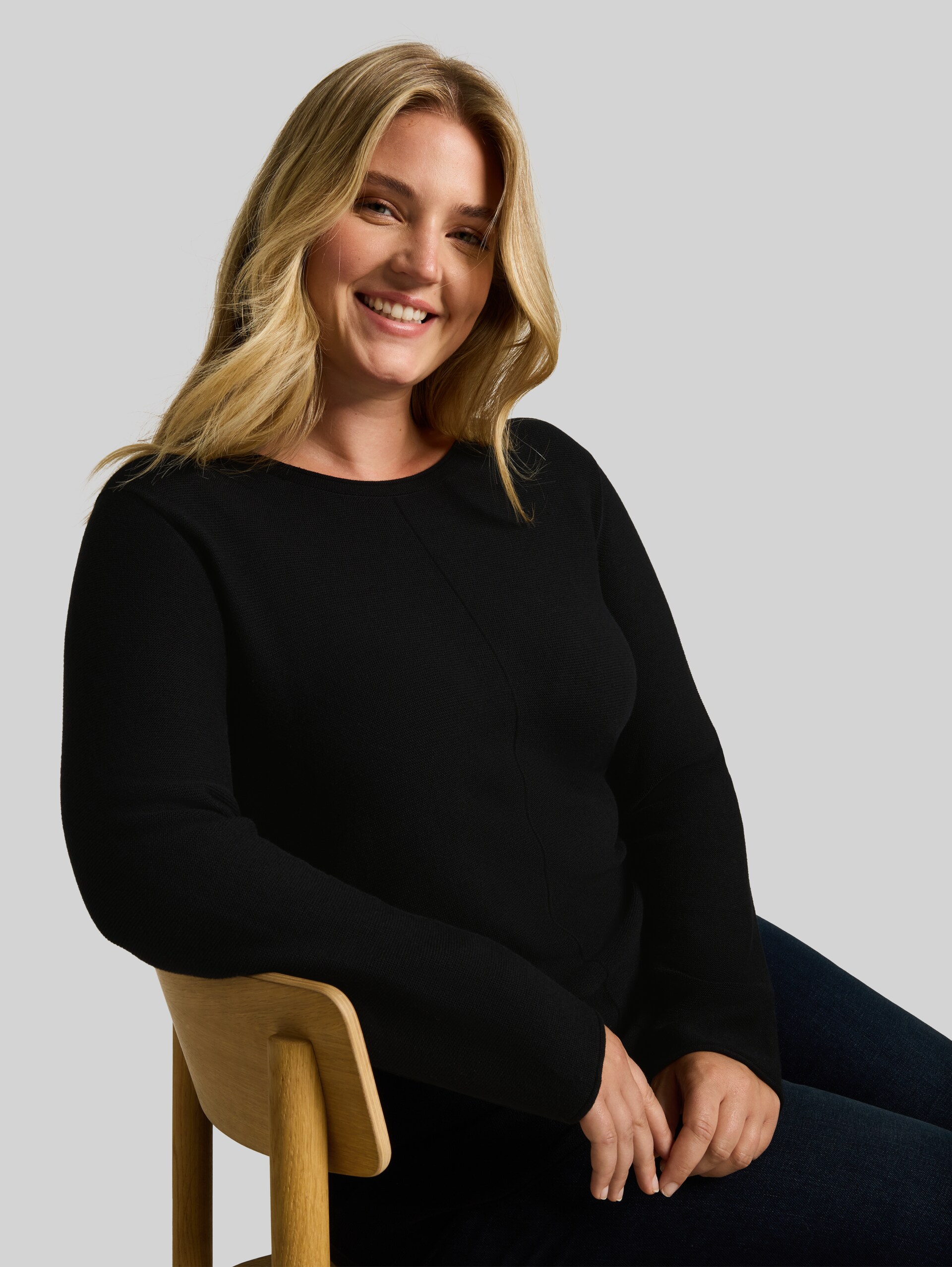 Plus Size - Strickpullover aus Baumwolle - deep black - Detail-Model-Ansicht