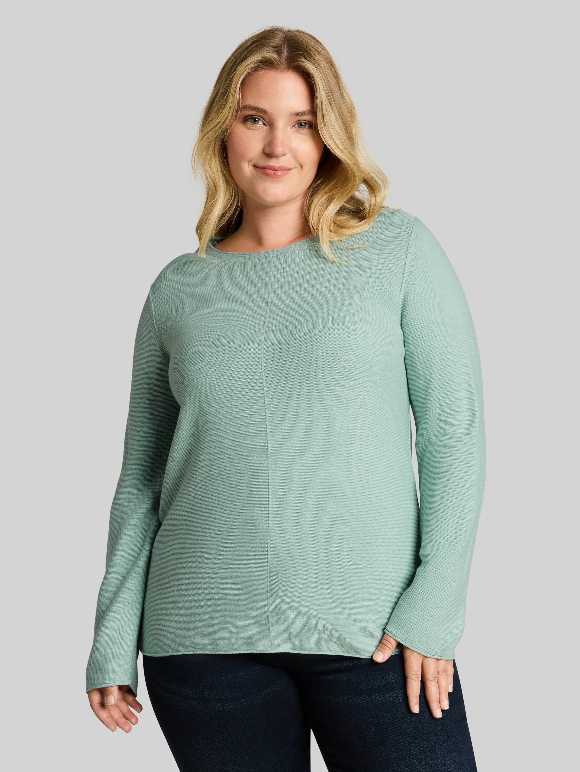 Plus Size - Strickpullover aus Baumwolle - dusty light green - Ausschnitt Model-Vorderansicht