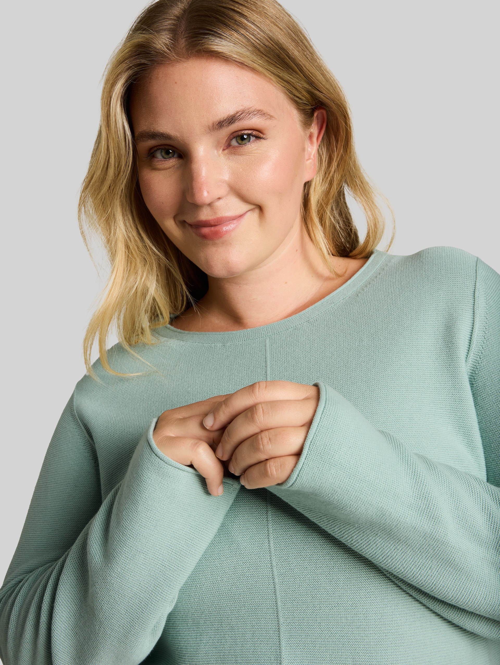 Plus Size - Strickpullover aus Baumwolle - dusty light green - Detail-Model-Ansicht