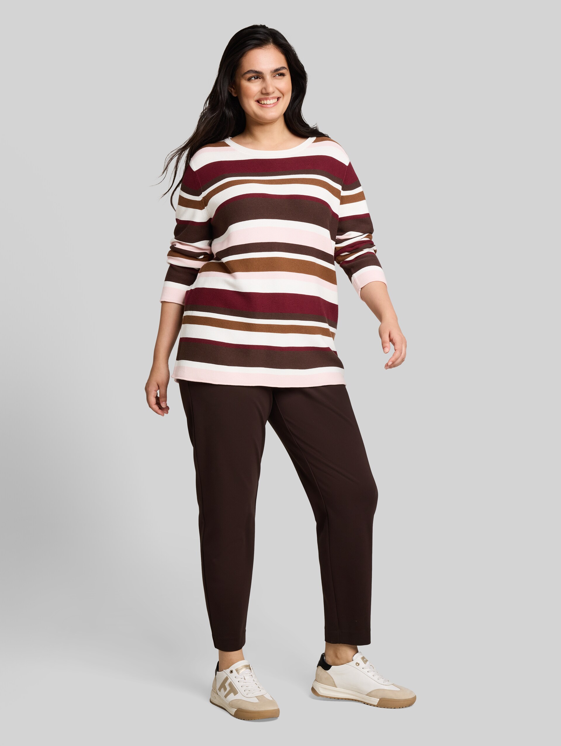 Plus Size - Strickpullover aus Baumwolle - camel brown red stripe - Detail-Model-Ansicht