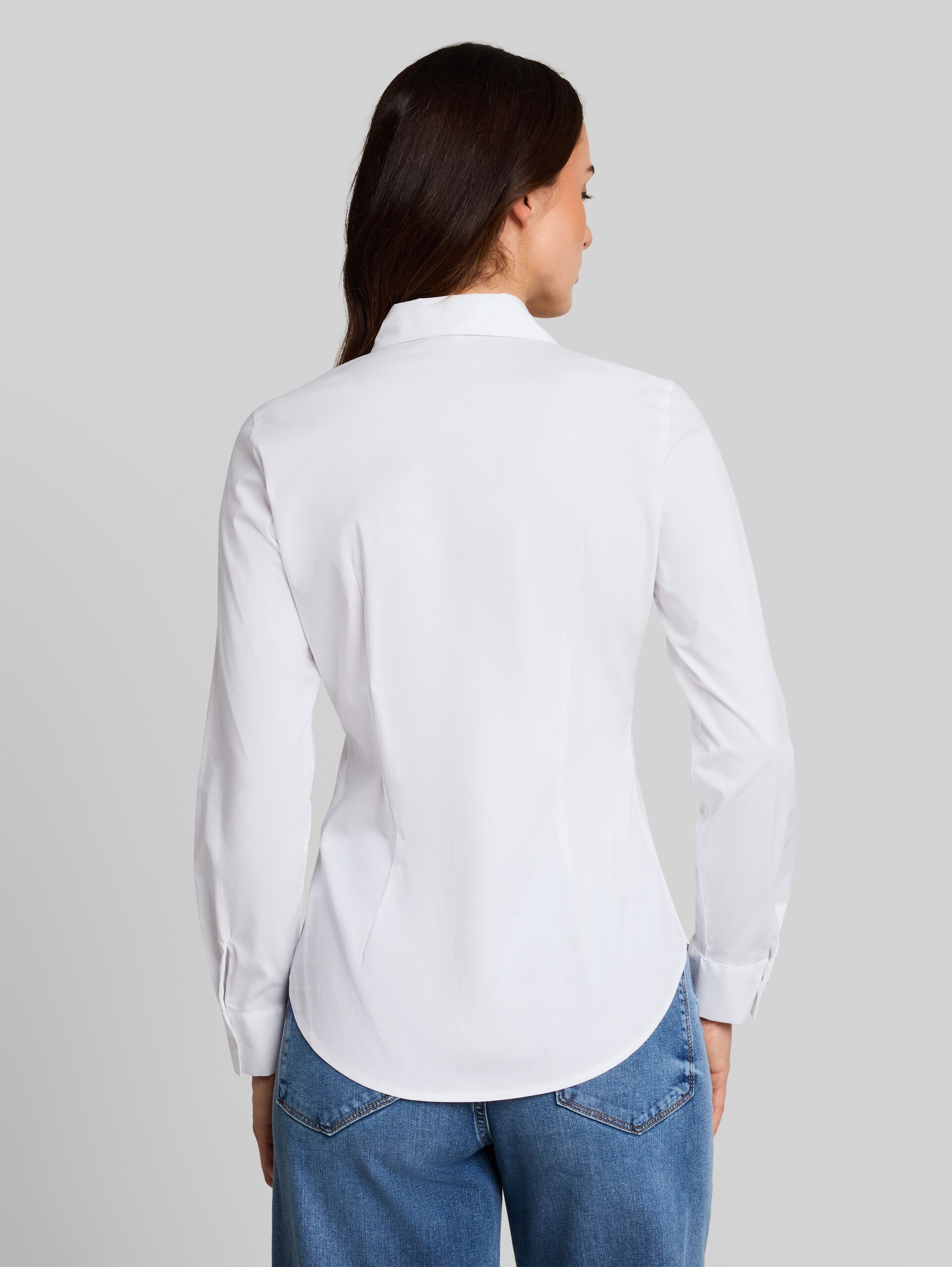 Fitted Popeline Hemdbluse - White - Auschnitt Model-Rückansicht