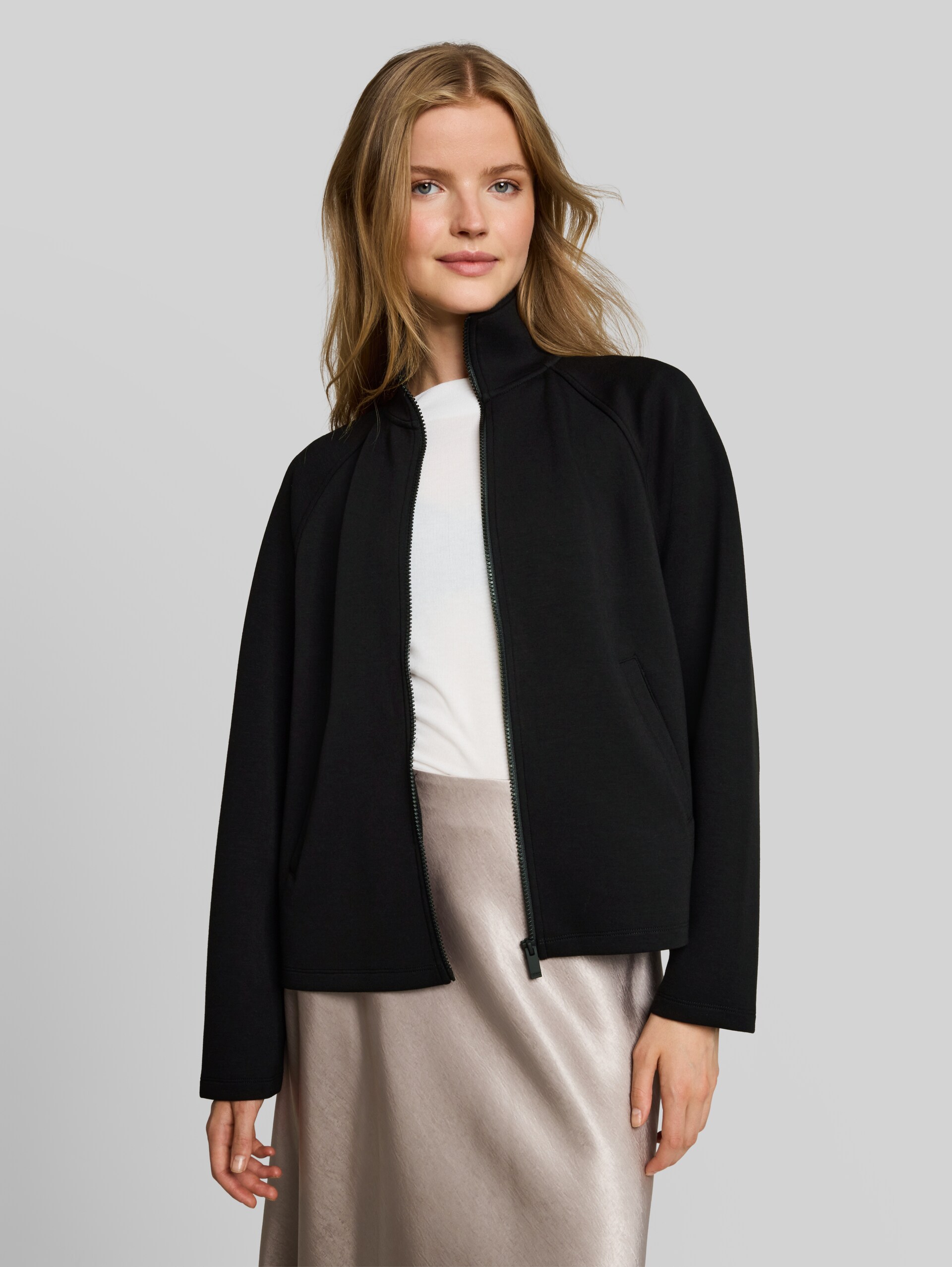 Scuba Sweatjacke mit Stehkragen - deep black - Ausschnitt Model-Vorderansicht
