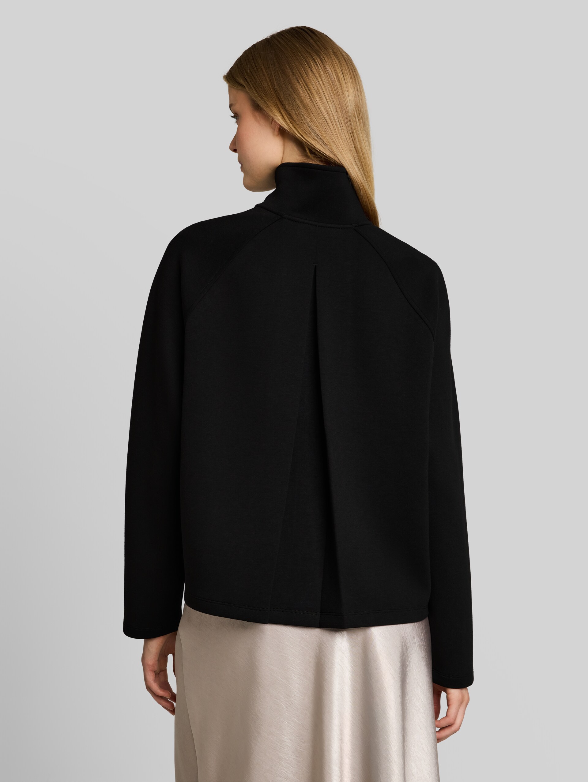 Scuba Sweatjacke mit Stehkragen - deep black - Auschnitt Model-Rückansicht