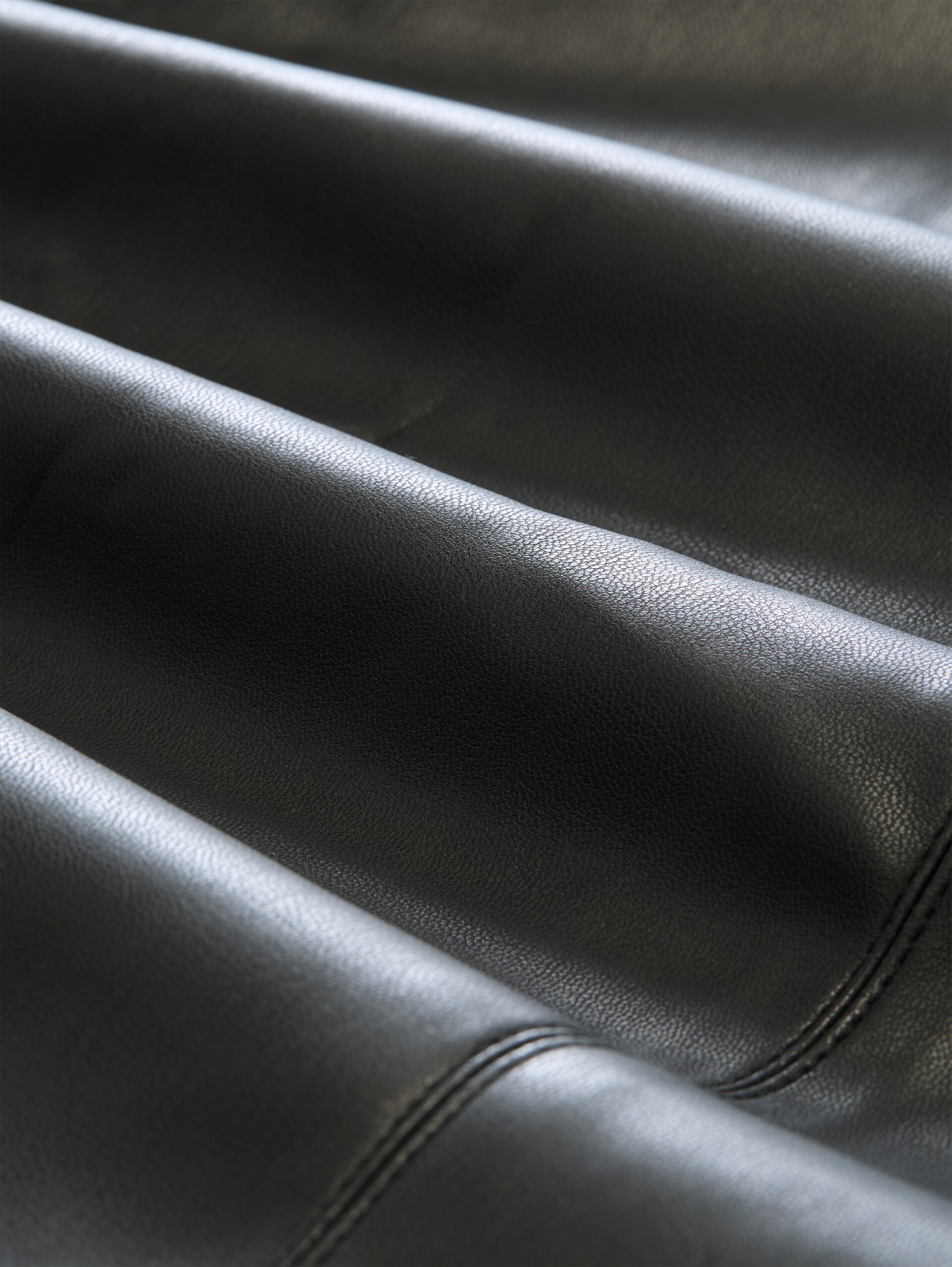 Minirok in leerlook - deep black - Materiaalweergave