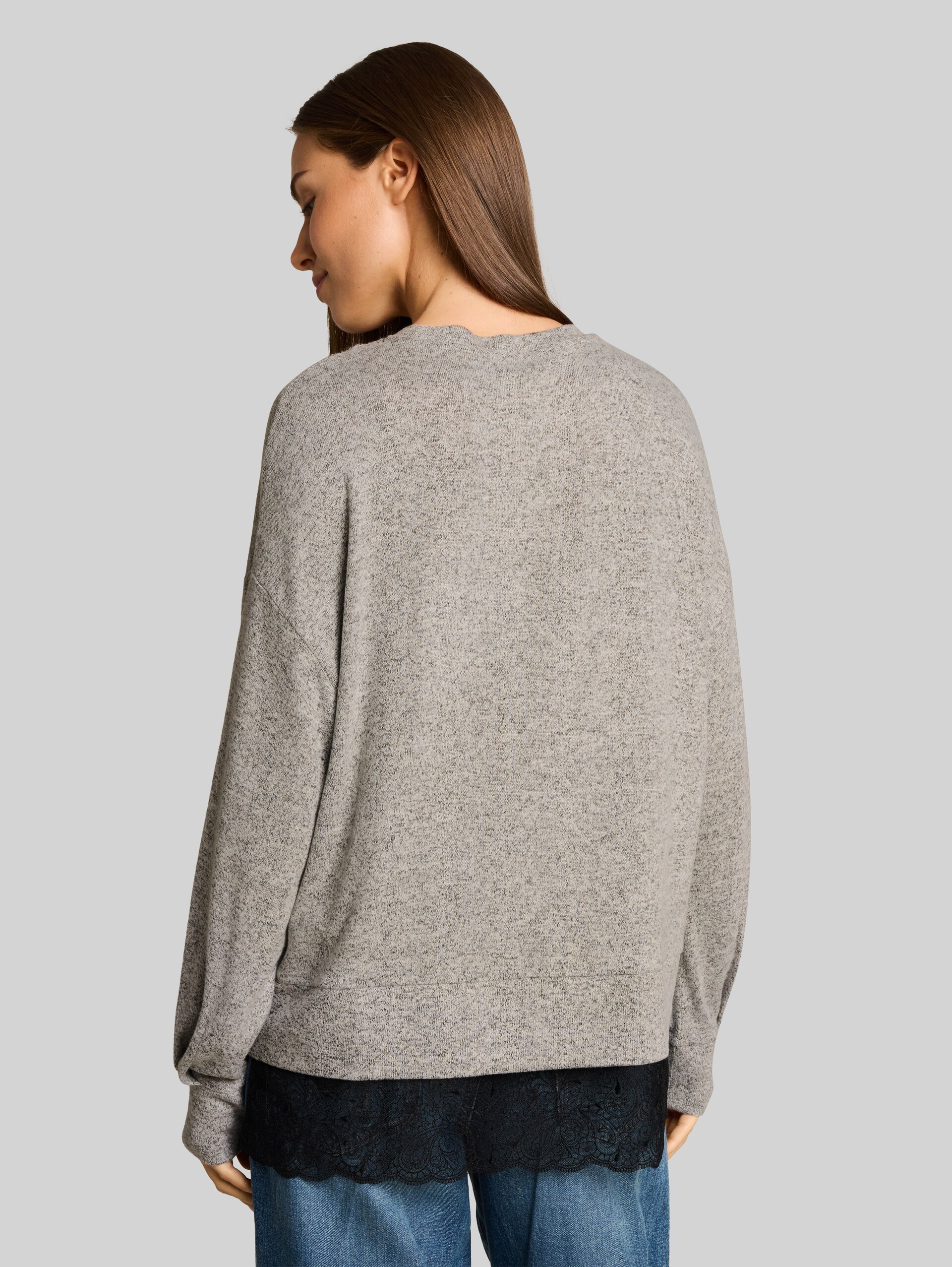 Cosy Langarmshirt mit Spitze - soft grey melange - Auschnitt Model-Rückansicht