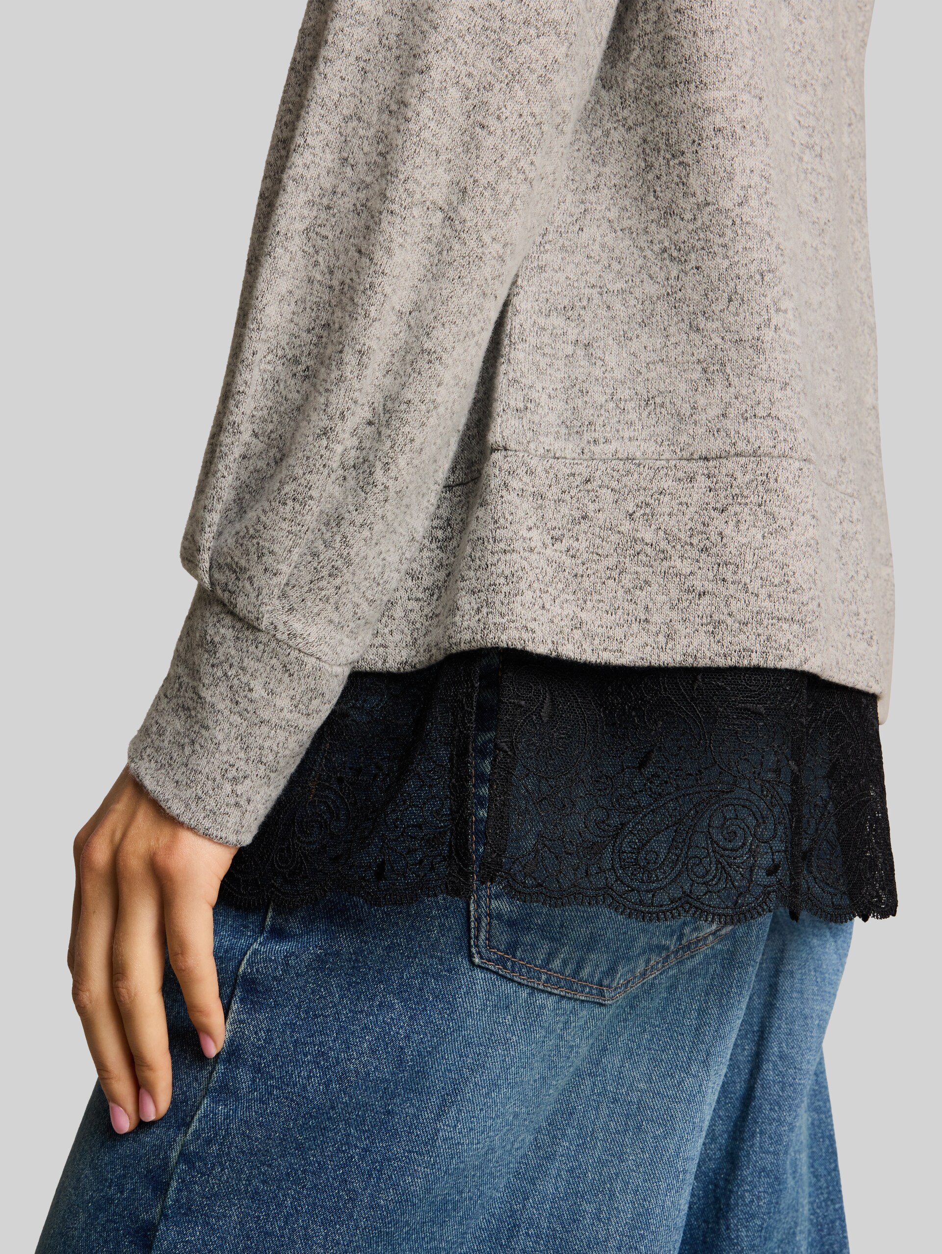 Cosy Langarmshirt mit Spitze - soft grey melange - Detail-Model-Ansicht