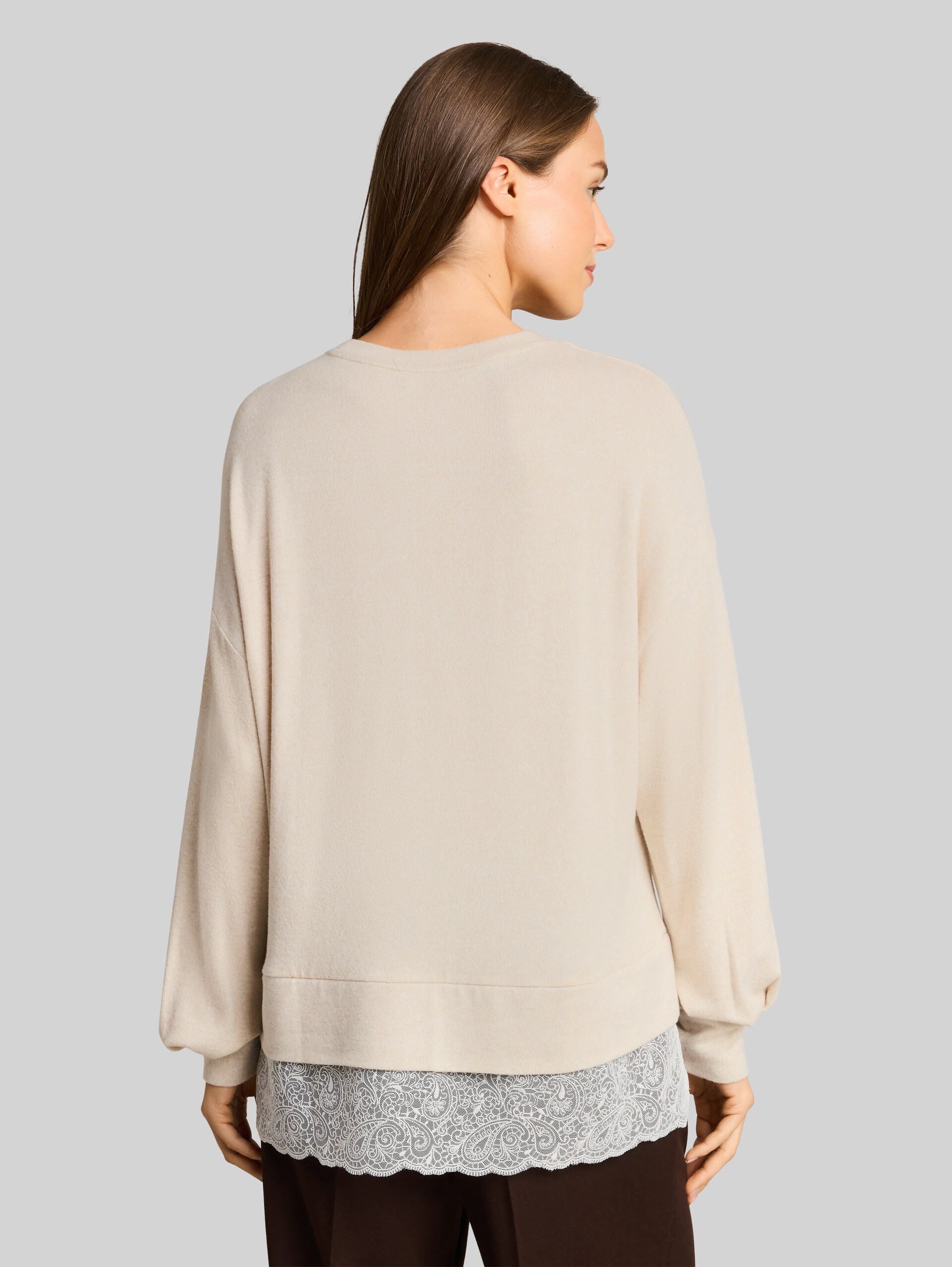 Cosy Langarmshirt mit Spitze - whisper offwhite melange - Auschnitt Model-Rückansicht