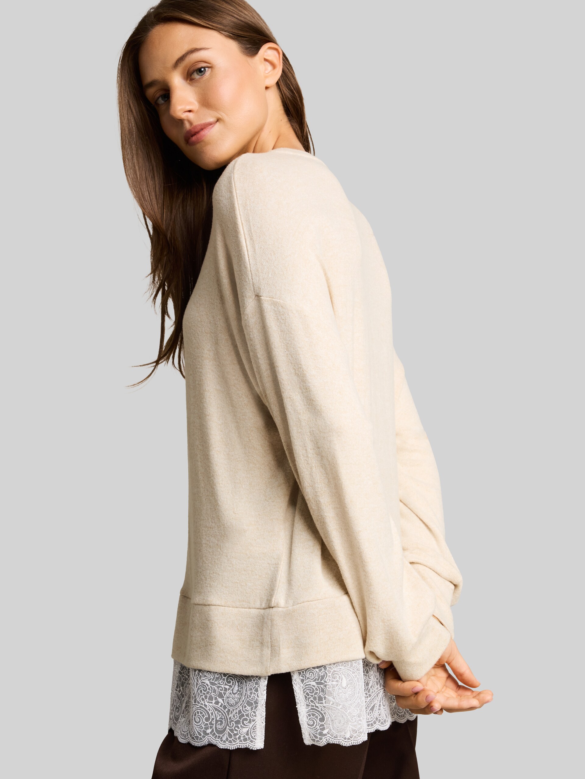 Cosy Langarmshirt mit Spitze - whisper offwhite melange - Detail-Model-Ansicht