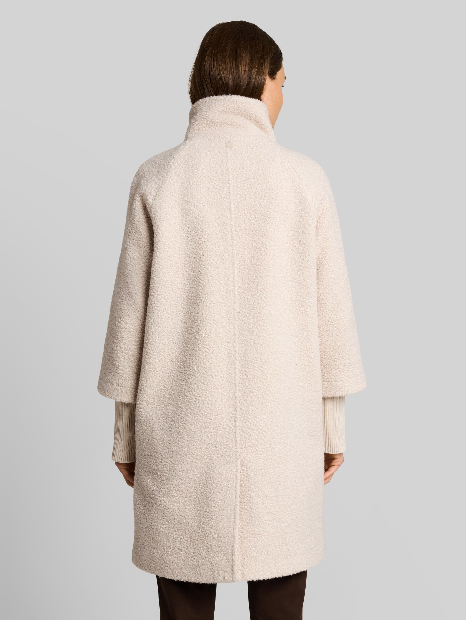 Manteau en bouclé au look 2-en-1 - cold beige - Vue arrière du modèle