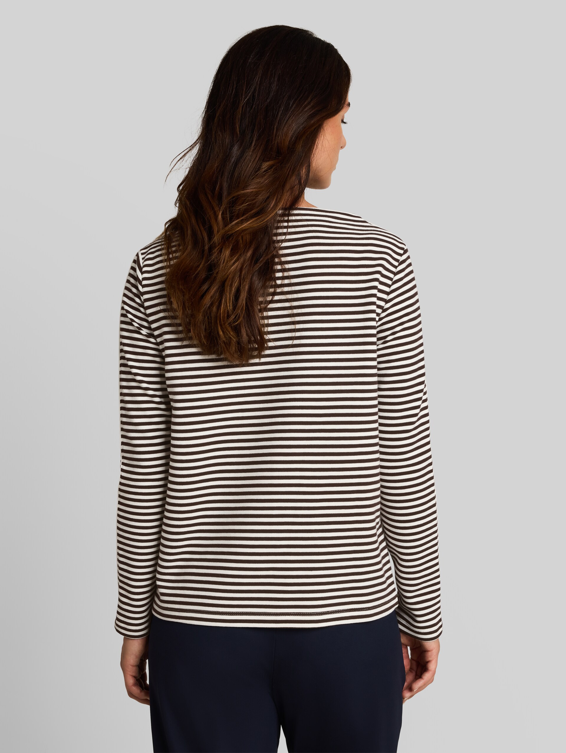 Loose-fit long-sleeved top with a striped pattern - brown white stripe - Neckline model-back view