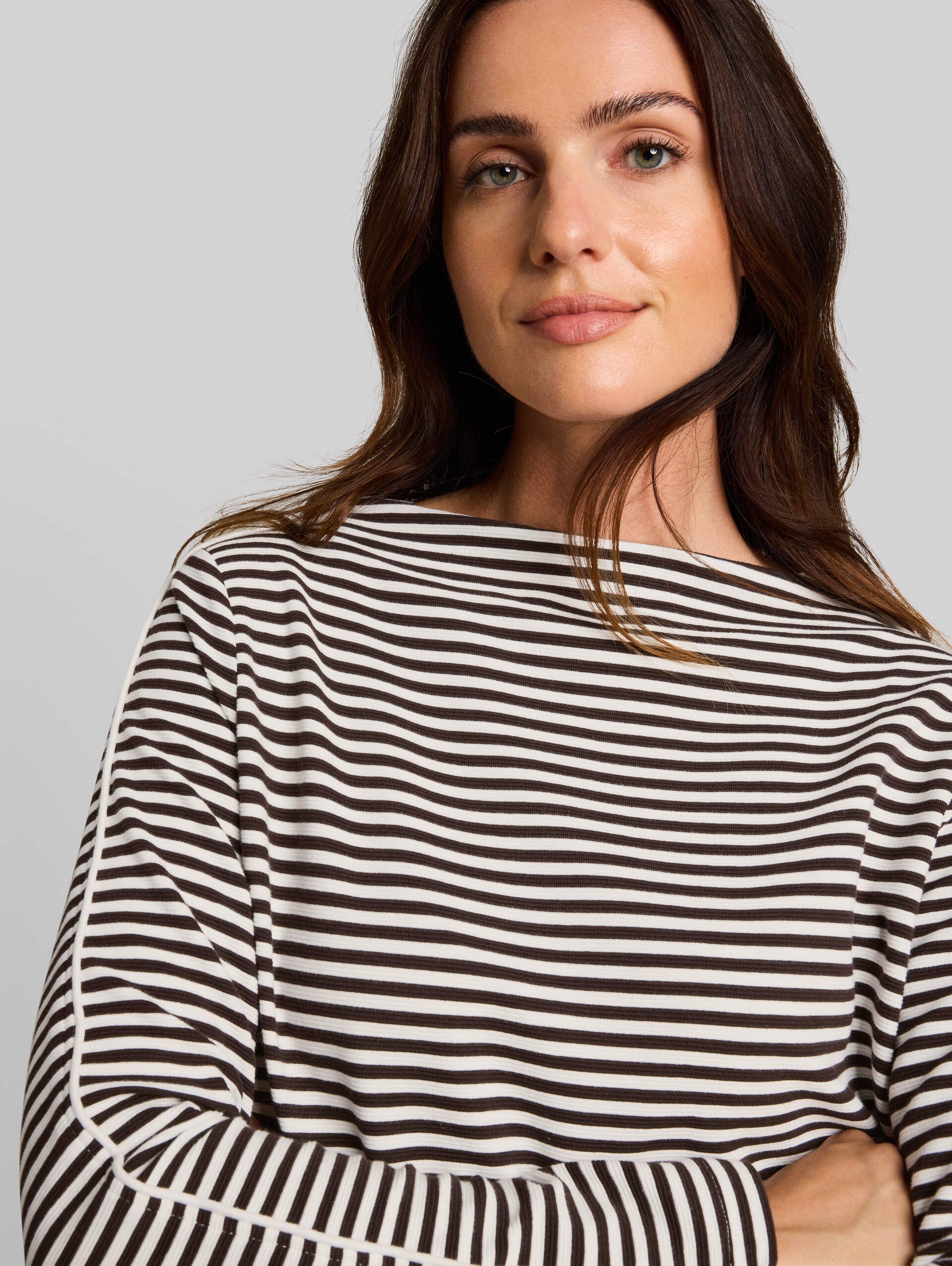 Loose-fit long-sleeved top with a striped pattern - brown white stripe - Detail model view