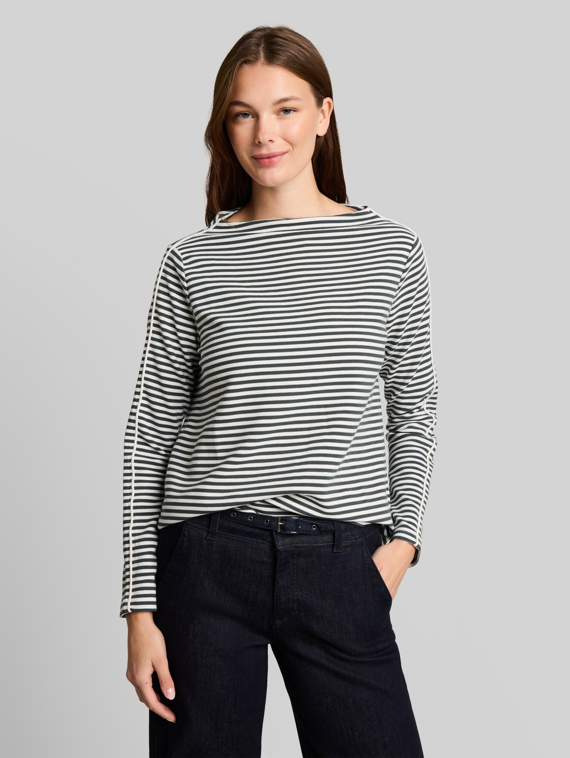 Loose Fit Langarmshirt mit Streifenmuster - darkest olive white stripe - Ausschnitt Model-Vorderansicht