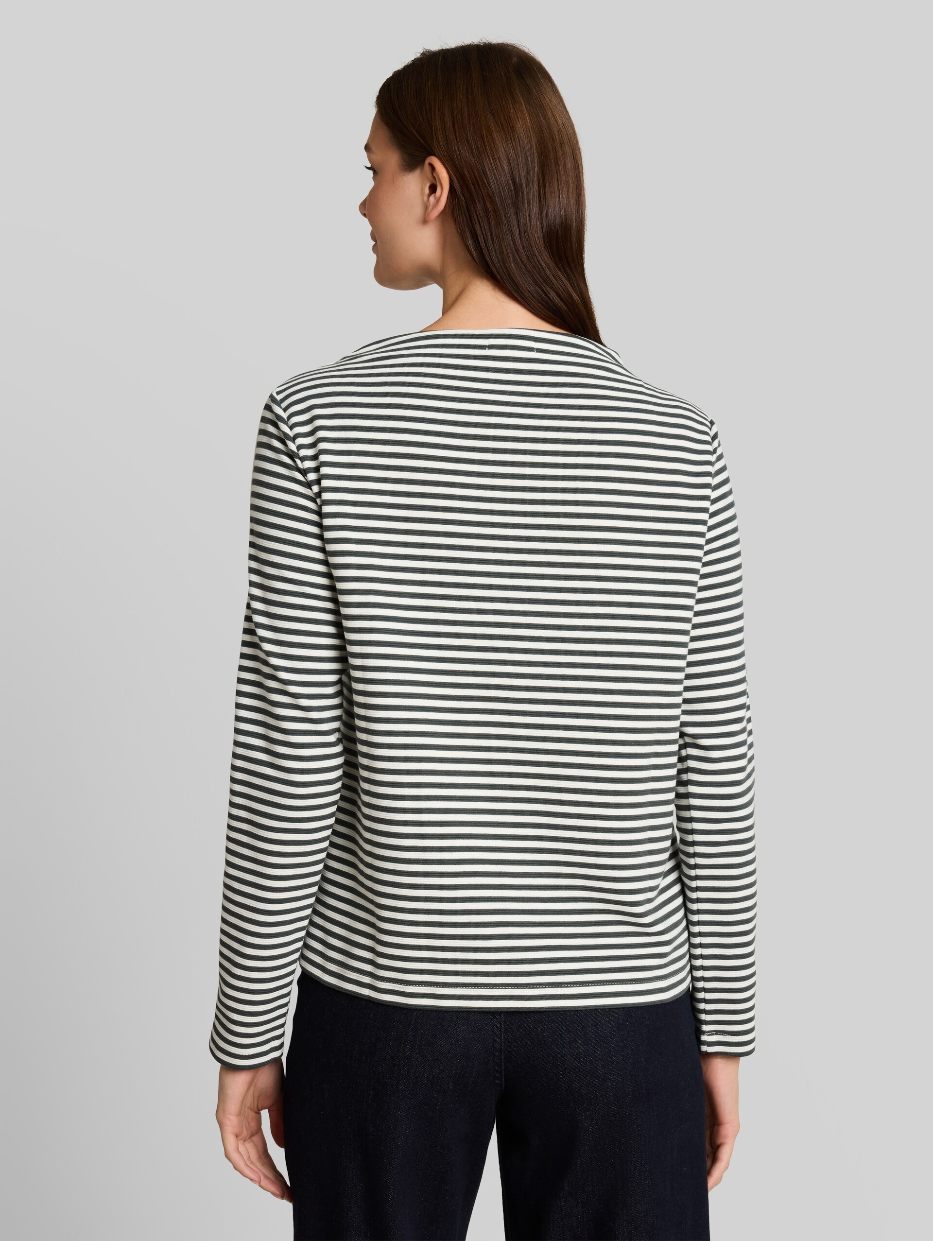 Loose Fit Langarmshirt mit Streifenmuster - darkest olive white stripe - Auschnitt Model-Rückansicht