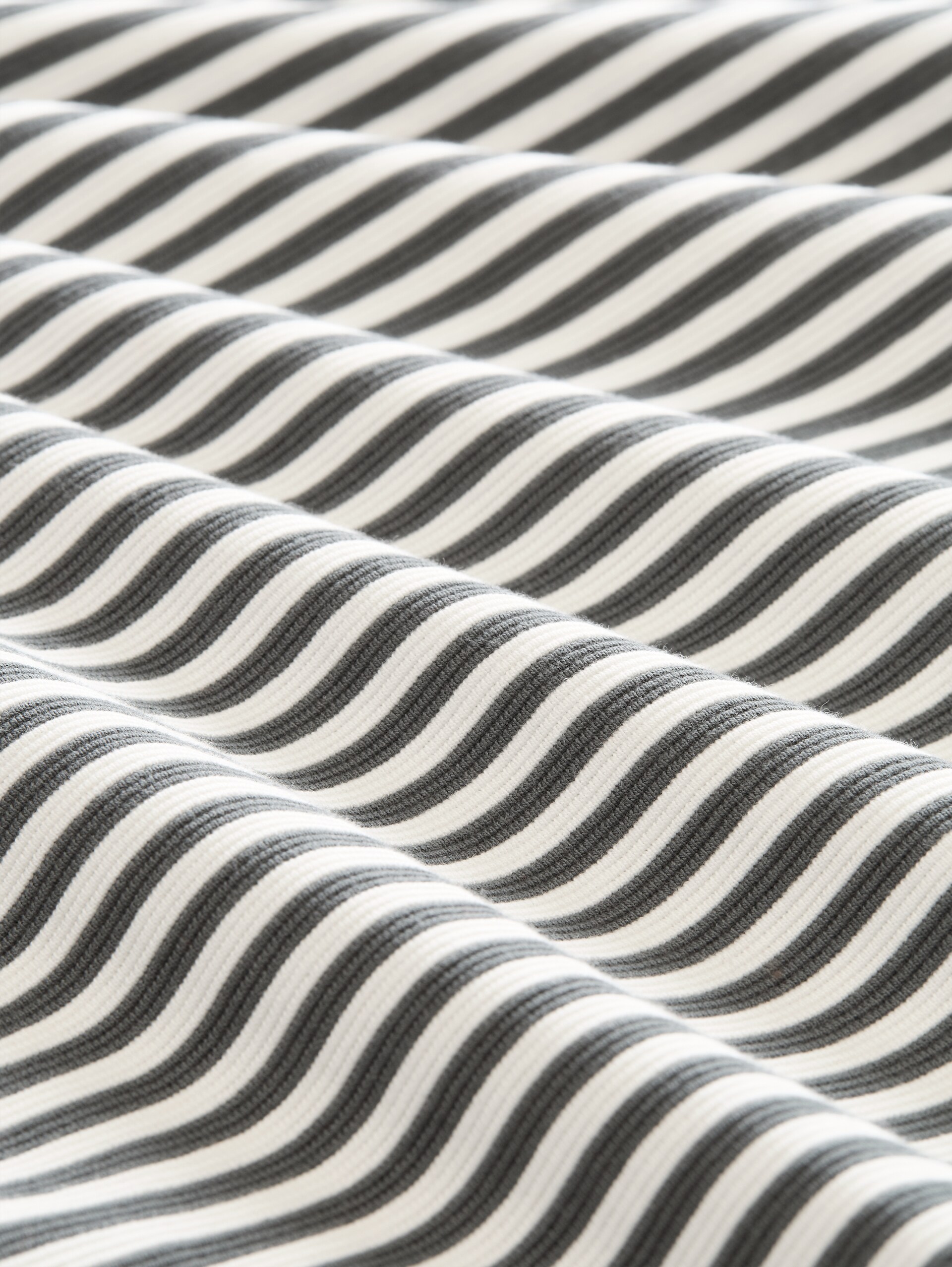 Loose Fit Langarmshirt mit Streifenmuster - darkest olive white stripe - Material-Ansicht