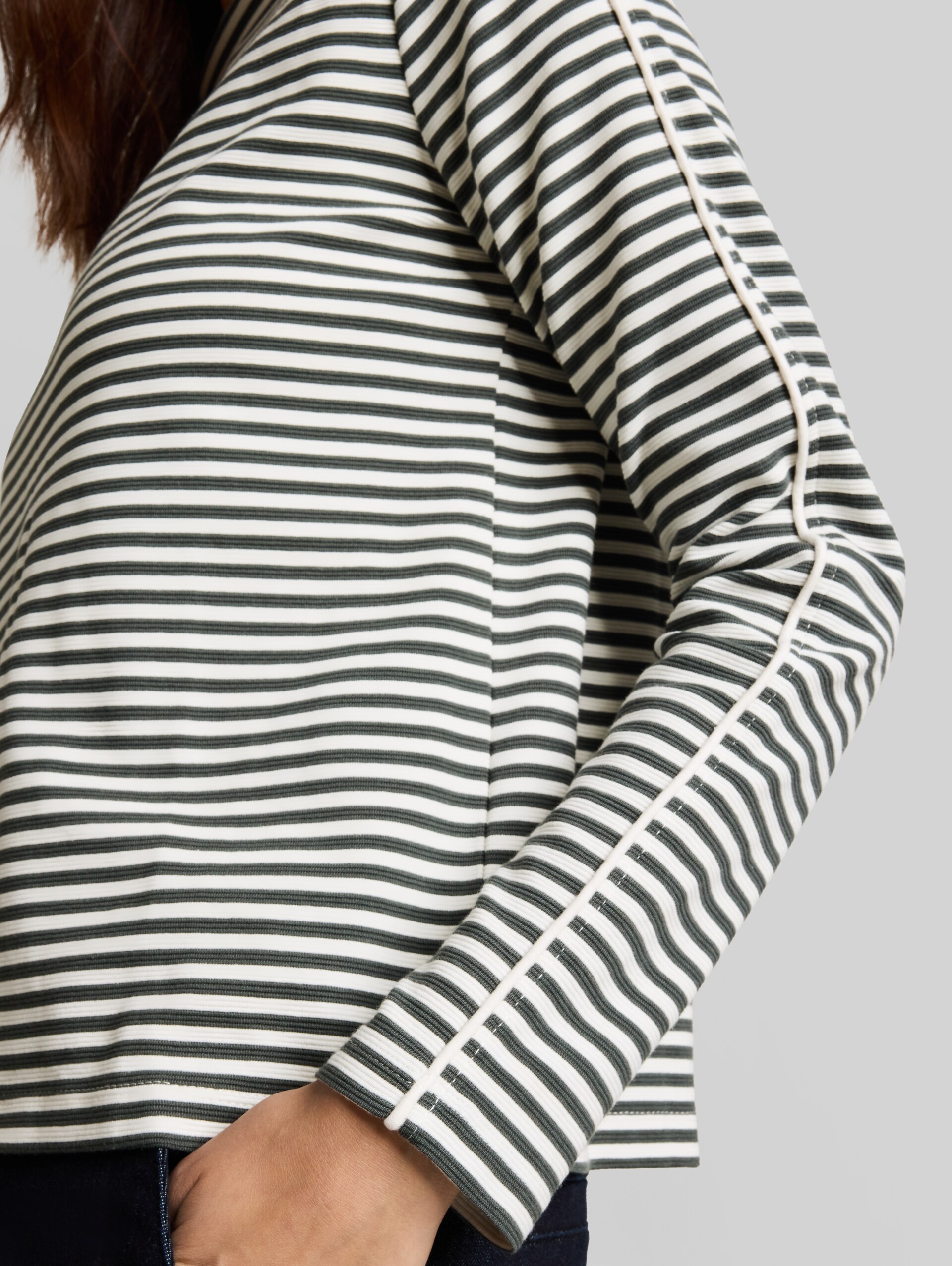 Loose Fit Langarmshirt mit Streifenmuster - darkest olive white stripe - Detail-Model-Ansicht