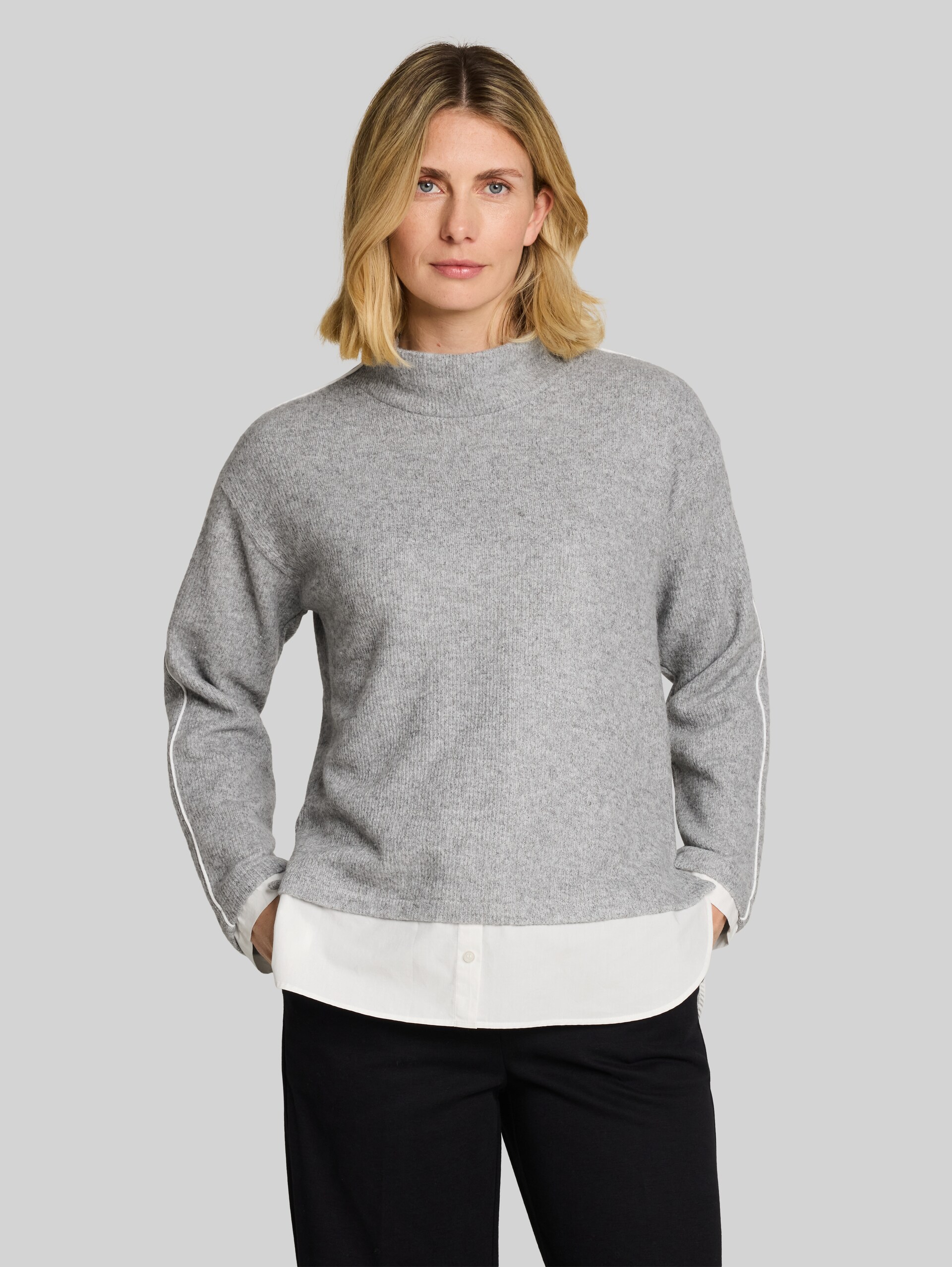 Sweatshirt in 2-in-1-look - soft grey melange - Nek model vooraanzicht