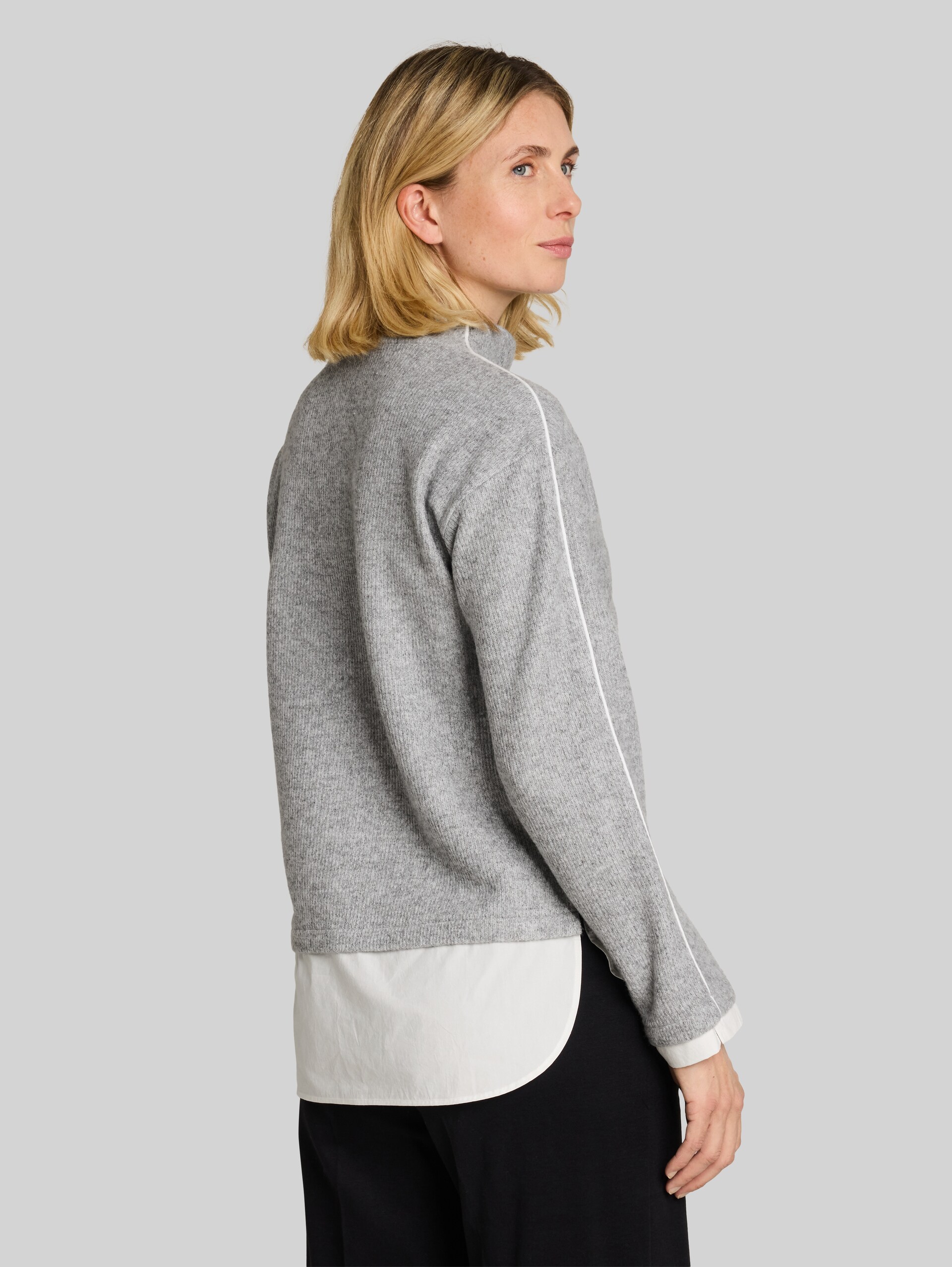 Sweatshirt in 2-in-1-look - soft grey melange - Neklijn model-achteraanzicht