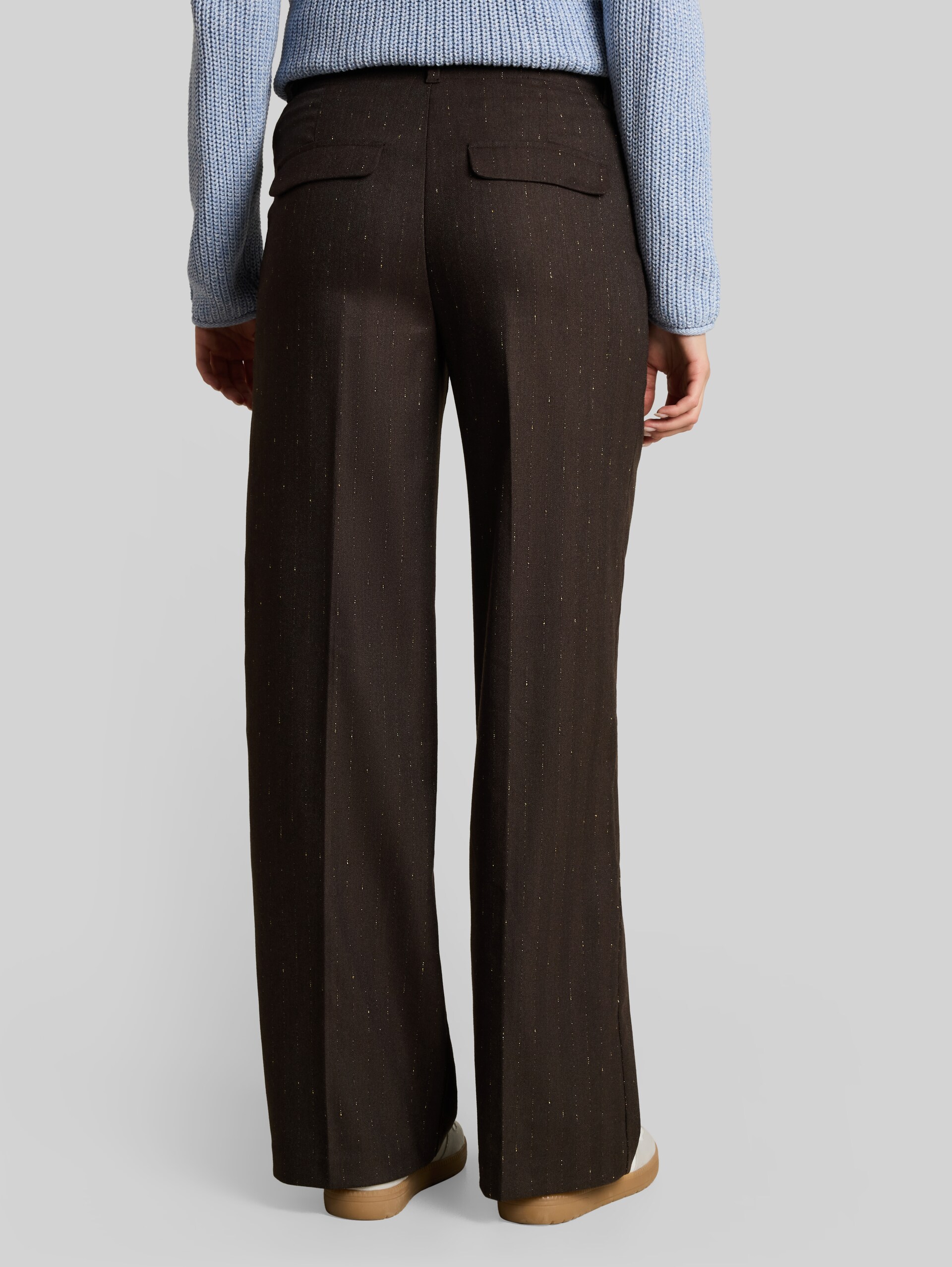 TTLEA Wide broek - brown lurex pine stripe - Neklijn model-achteraanzicht