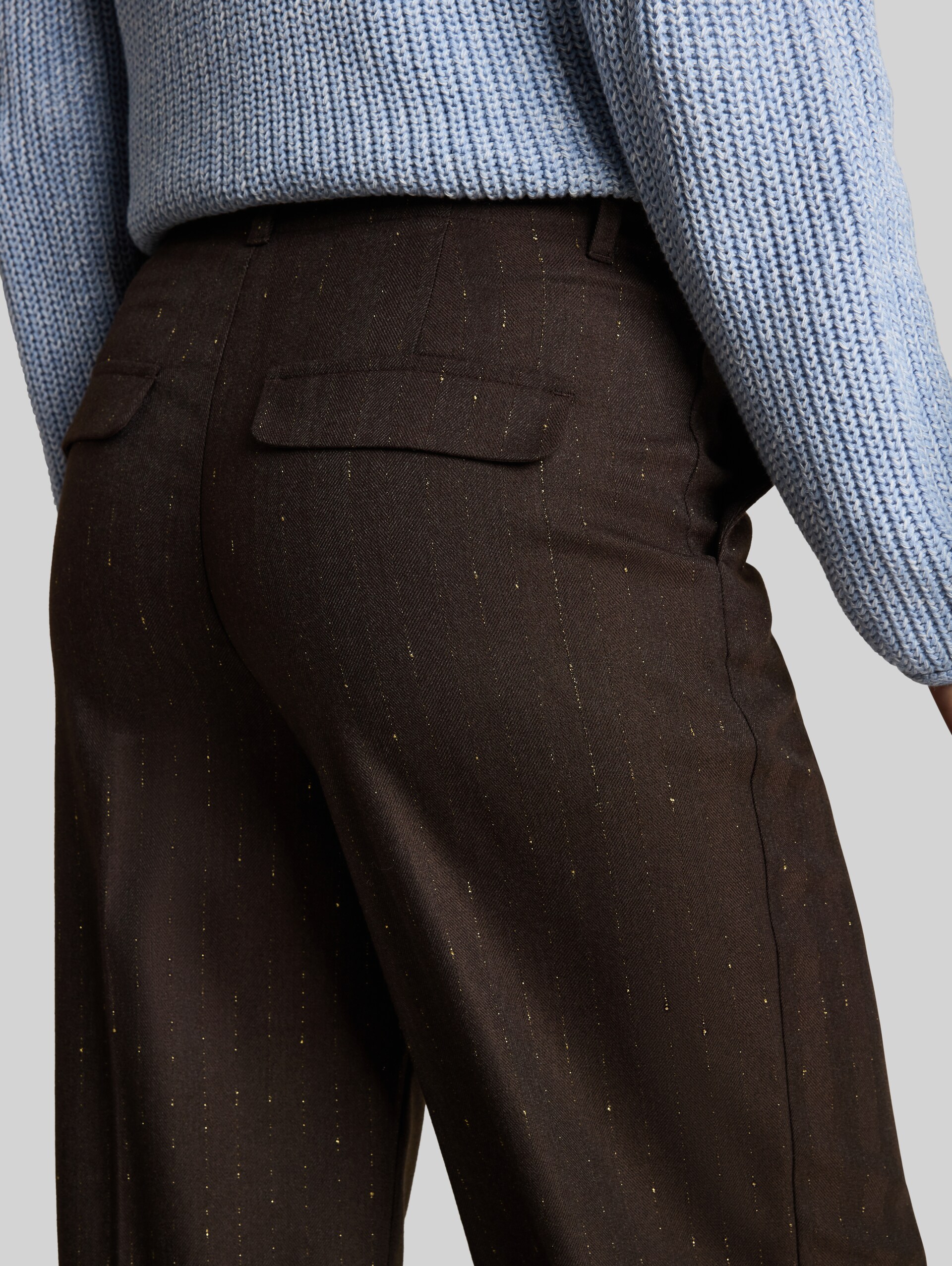 TTLEA Wide broek - brown lurex pine stripe - Detailaanzicht model