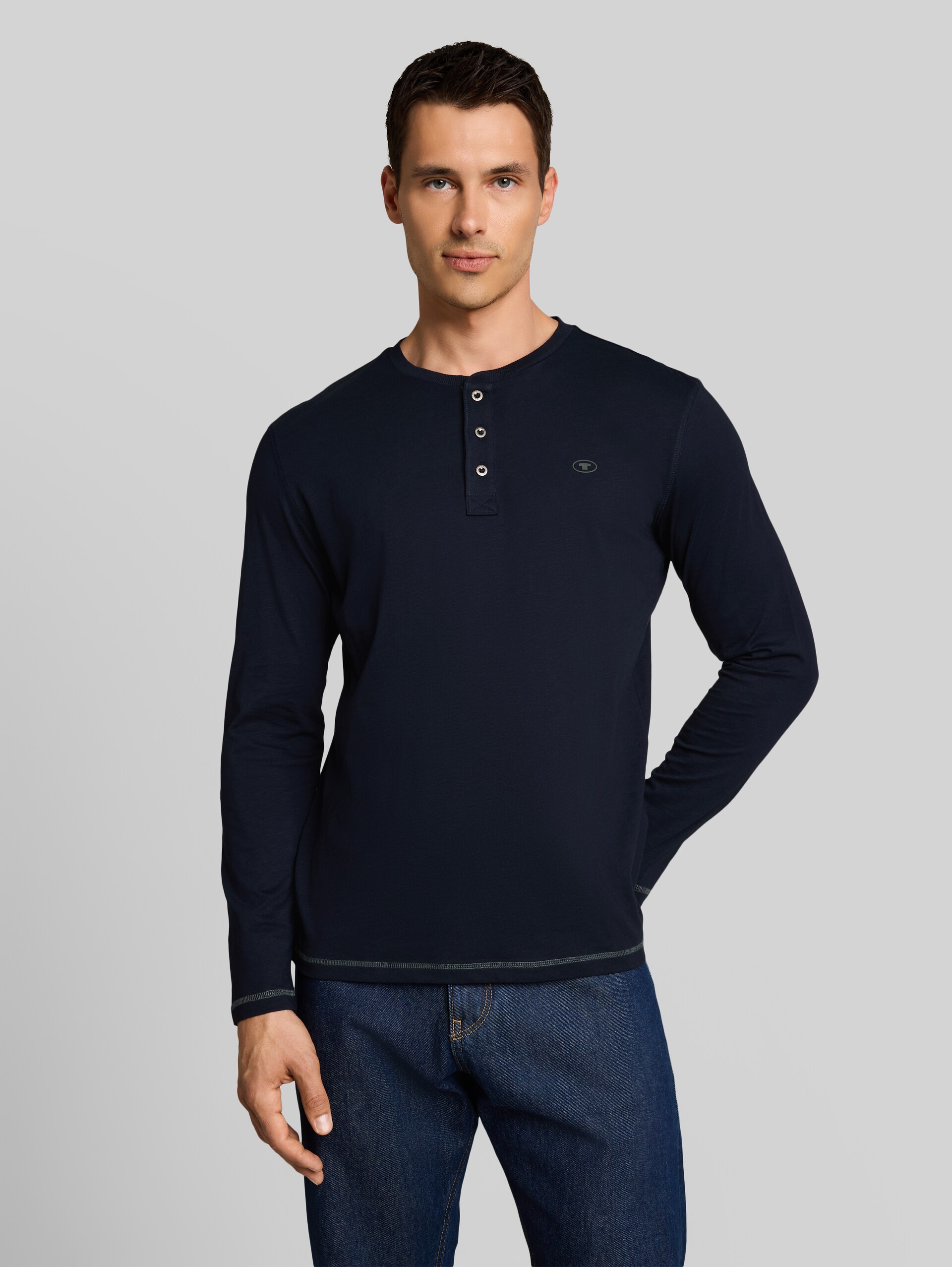 Henley-shirt met lange mouwen van katoen - sky captain blue - Nek model vooraanzicht