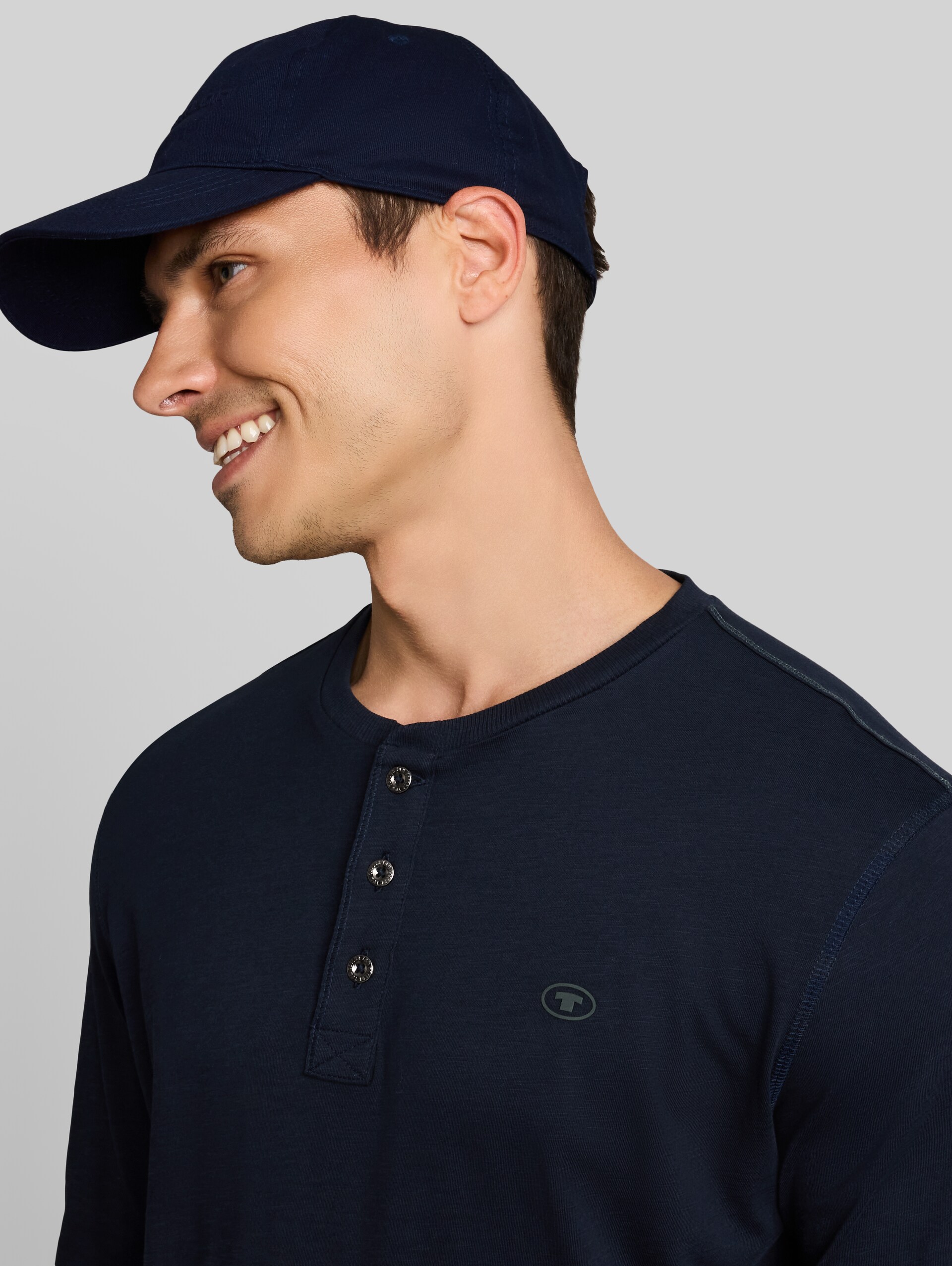 Henley-shirt met lange mouwen van katoen - sky captain blue - Detailaanzicht model