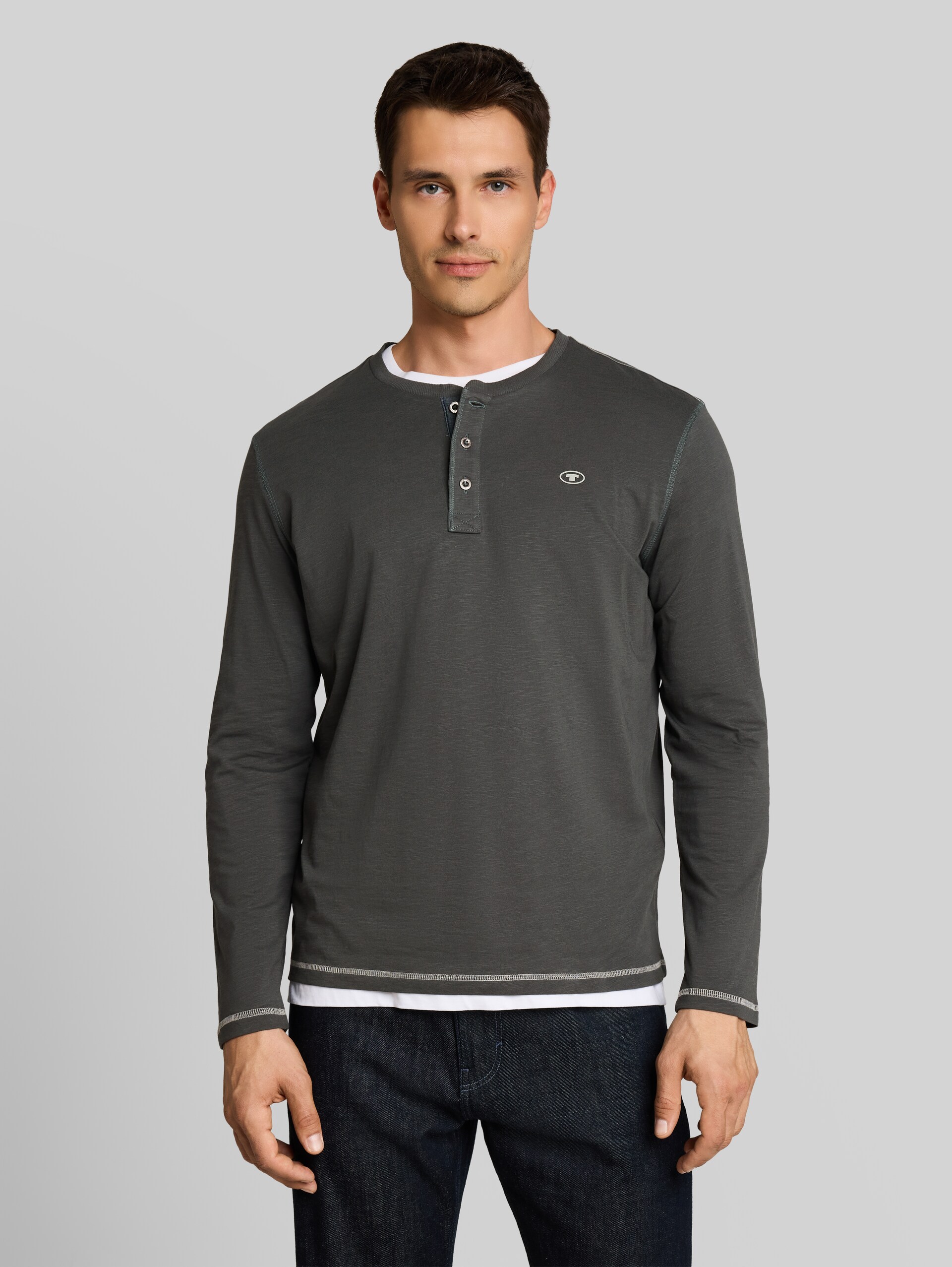 Henley-shirt met lange mouwen van katoen - Darkest Olive - Nek model vooraanzicht