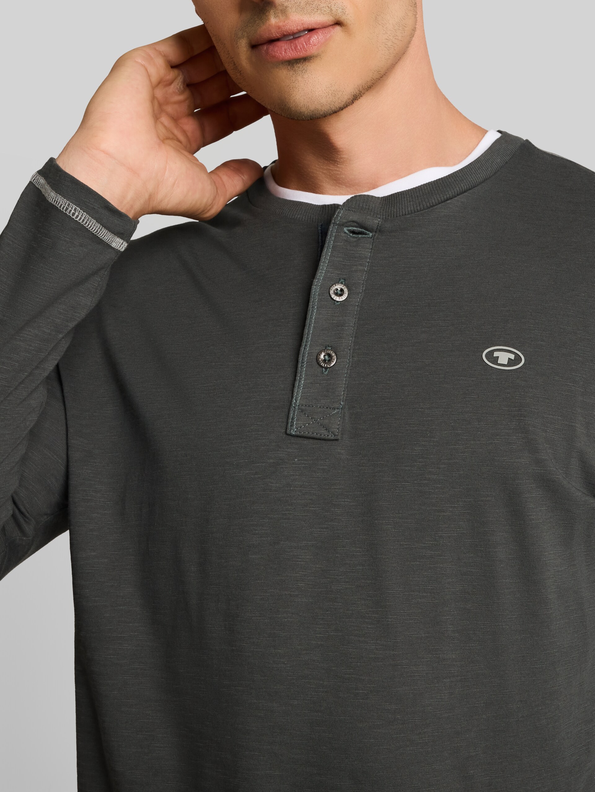 Henley-shirt met lange mouwen van katoen - Darkest Olive - Detailaanzicht model