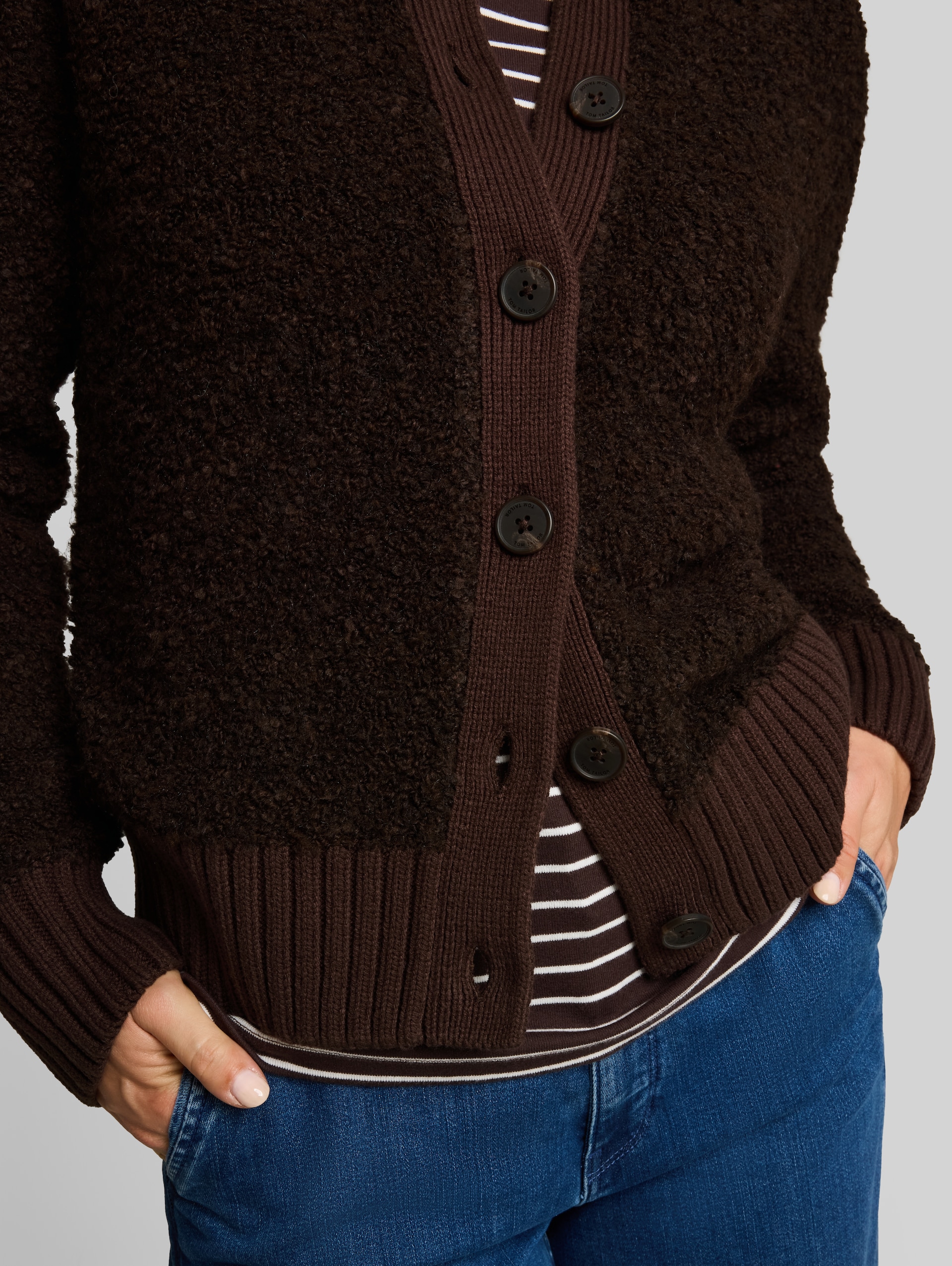Bouclé Cardigan mit Wollanteil - java dark brown melange - Detail-Model-Ansicht