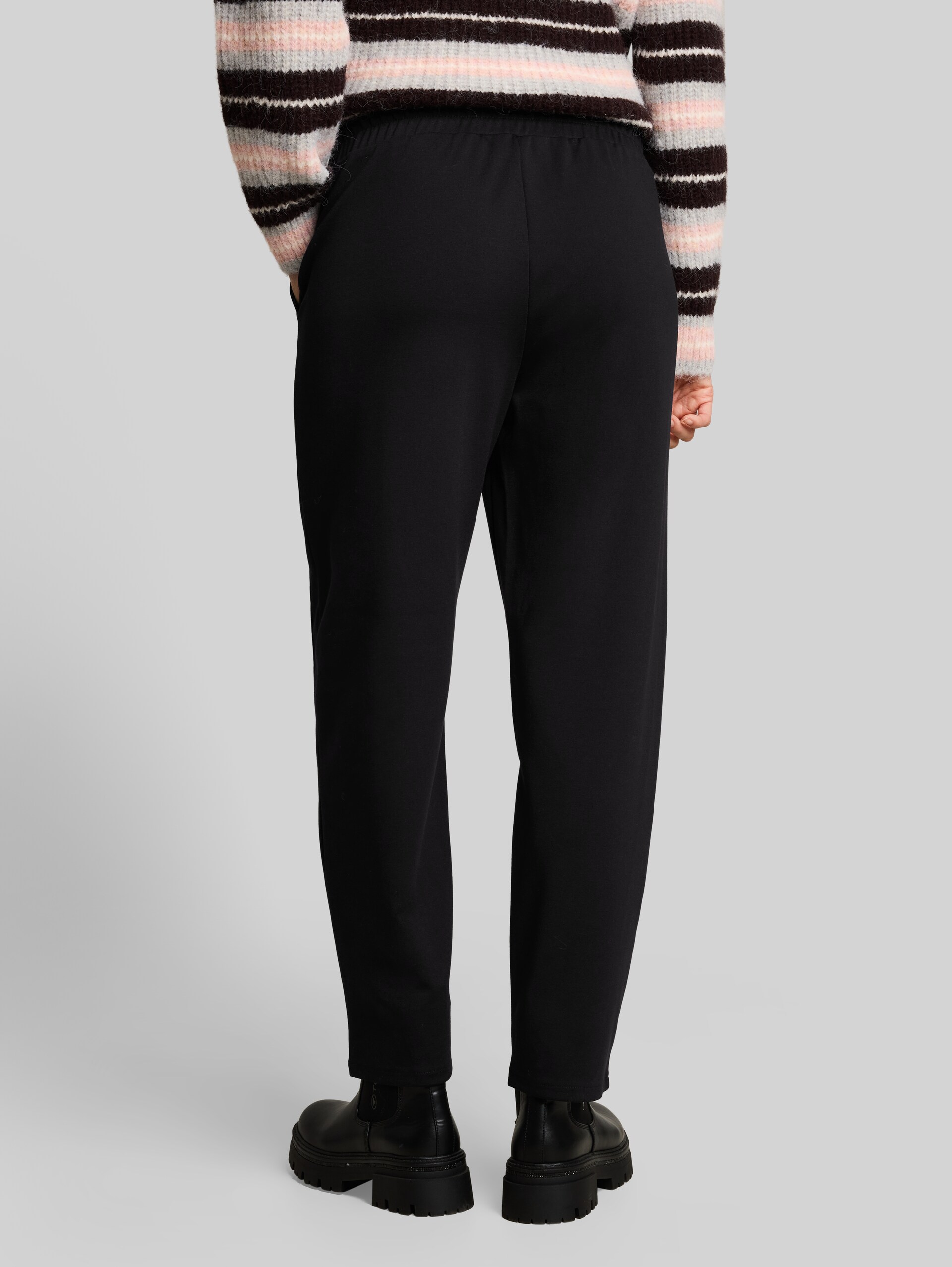 Loose Fit Barrel Hose - deep black - Auschnitt Model-Rückansicht