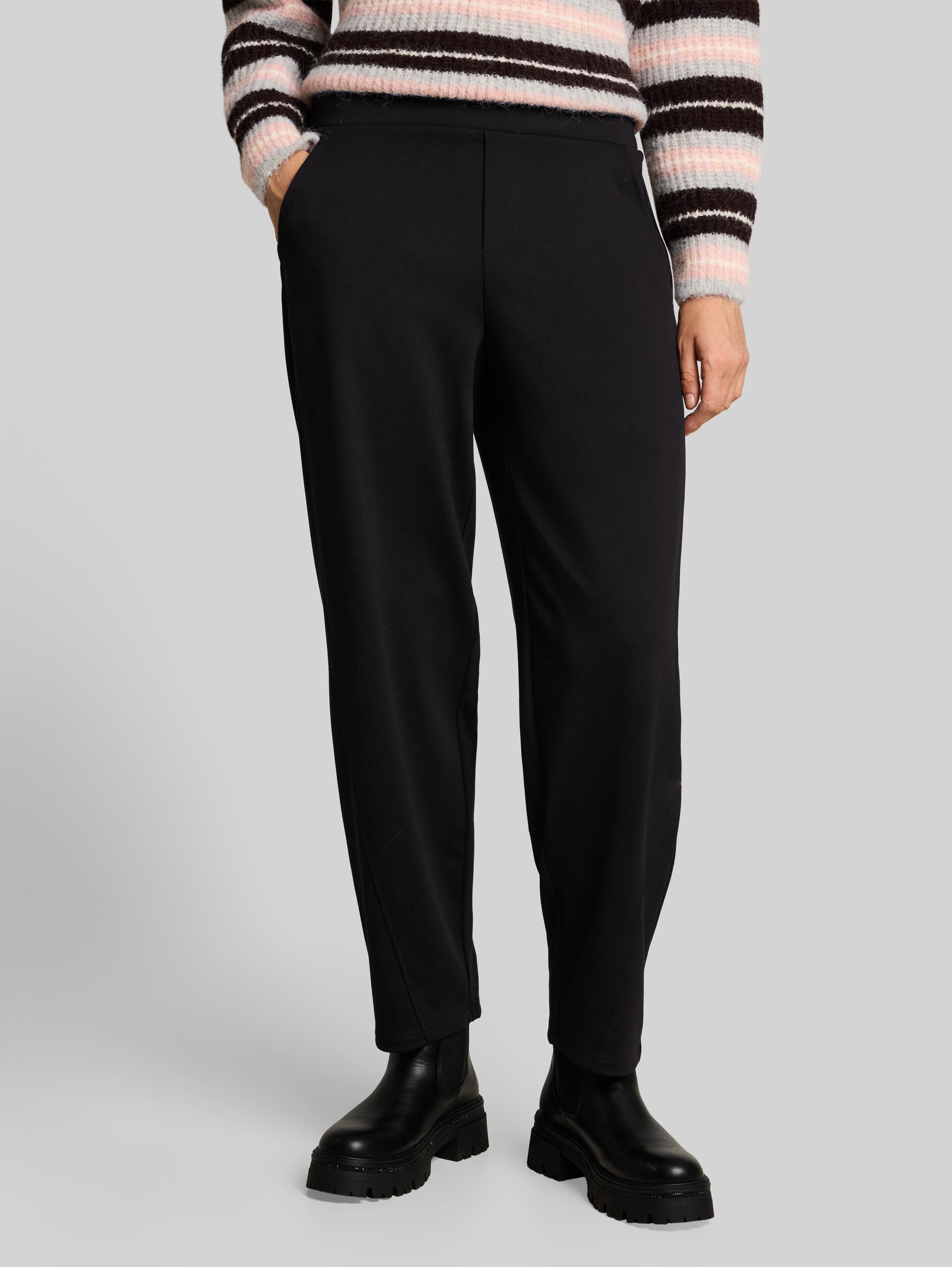 Loose Fit Barrel Hose - deep black - Ausschnitt Model-Vorderansicht
