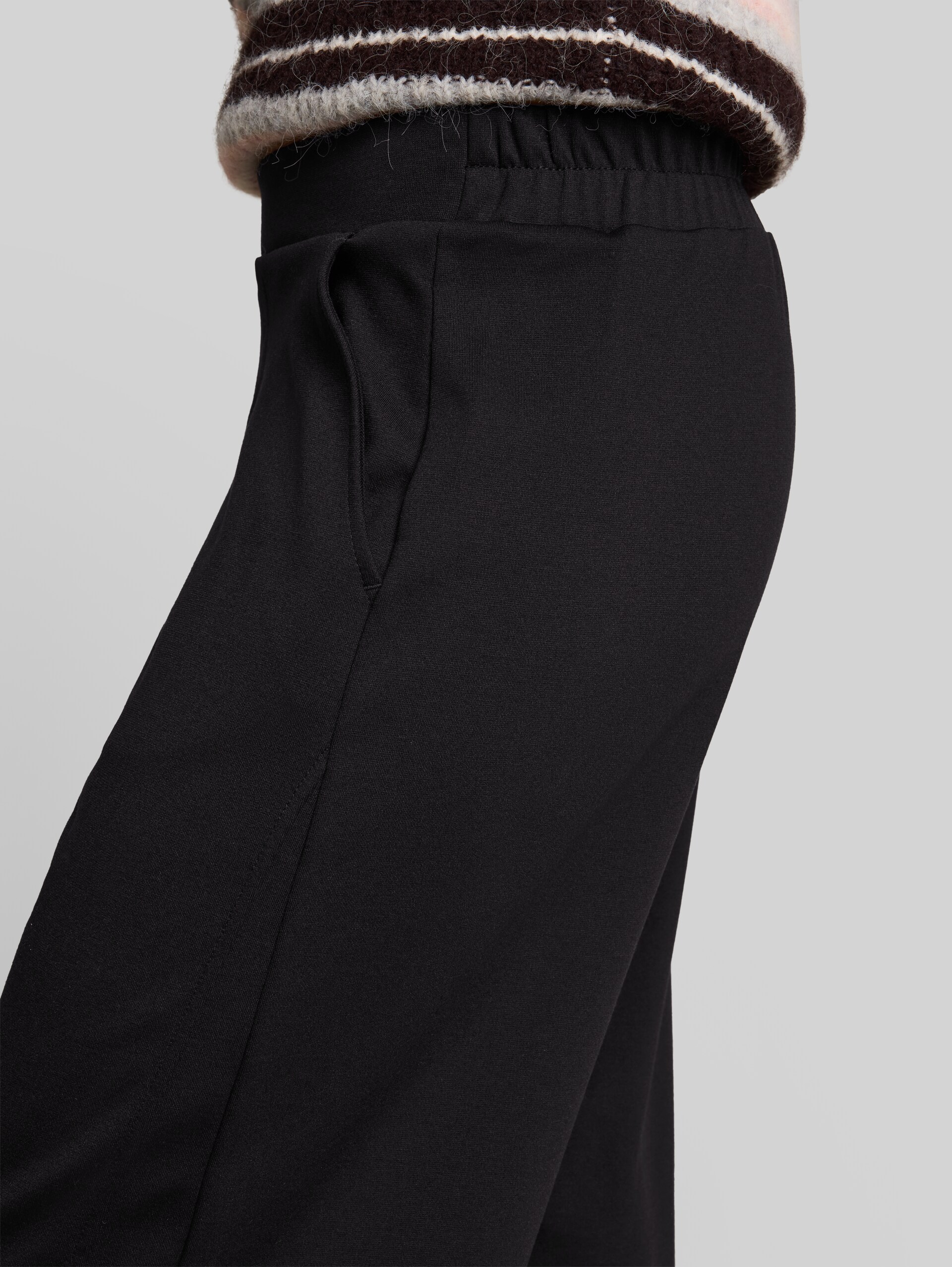 Loose Fit Barrel Hose - deep black - Detail-Model-Ansicht