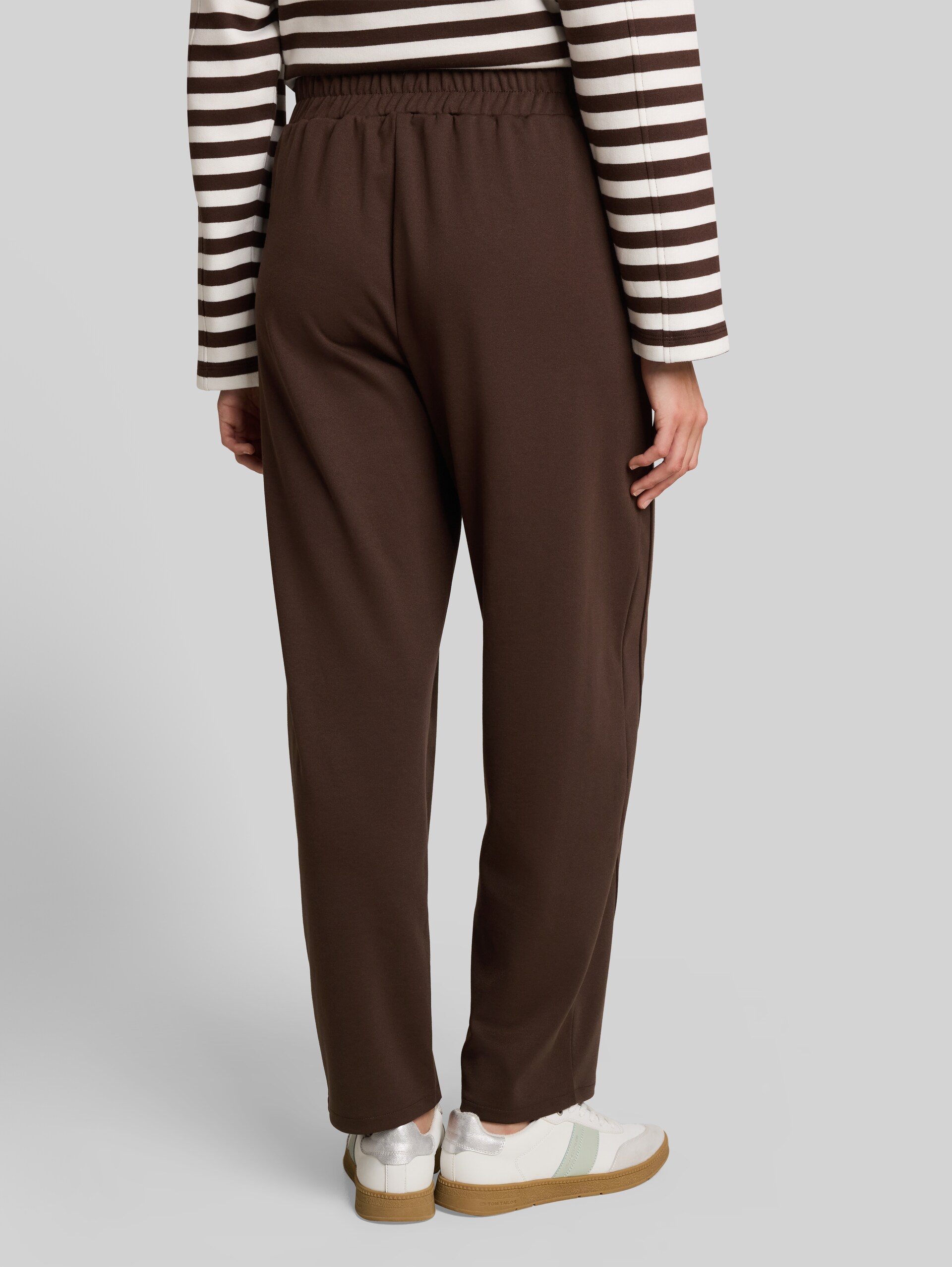 Loose fit barrel-broek - cool dark brown - Neklijn model-achteraanzicht