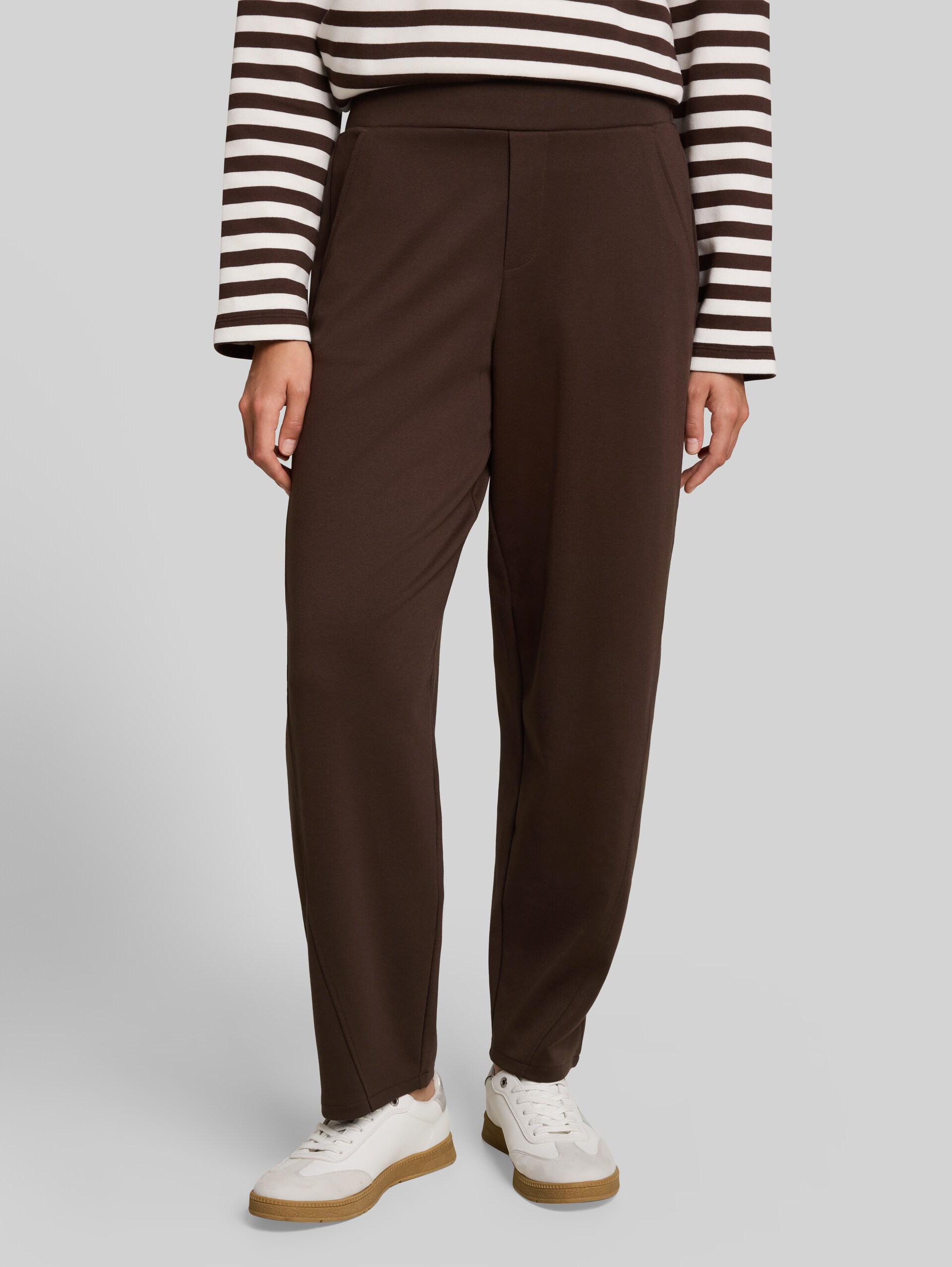 Loose fit barrel-broek - cool dark brown - Nek model vooraanzicht