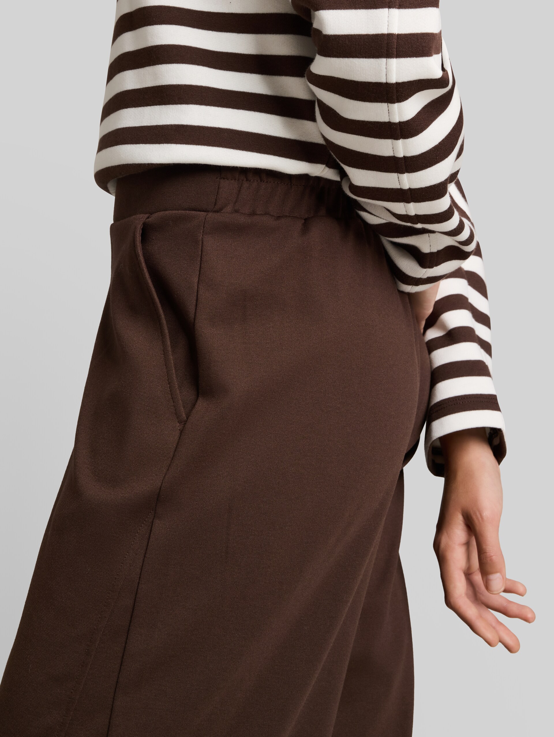 Loose fit barrel-broek - cool dark brown - Detailaanzicht model