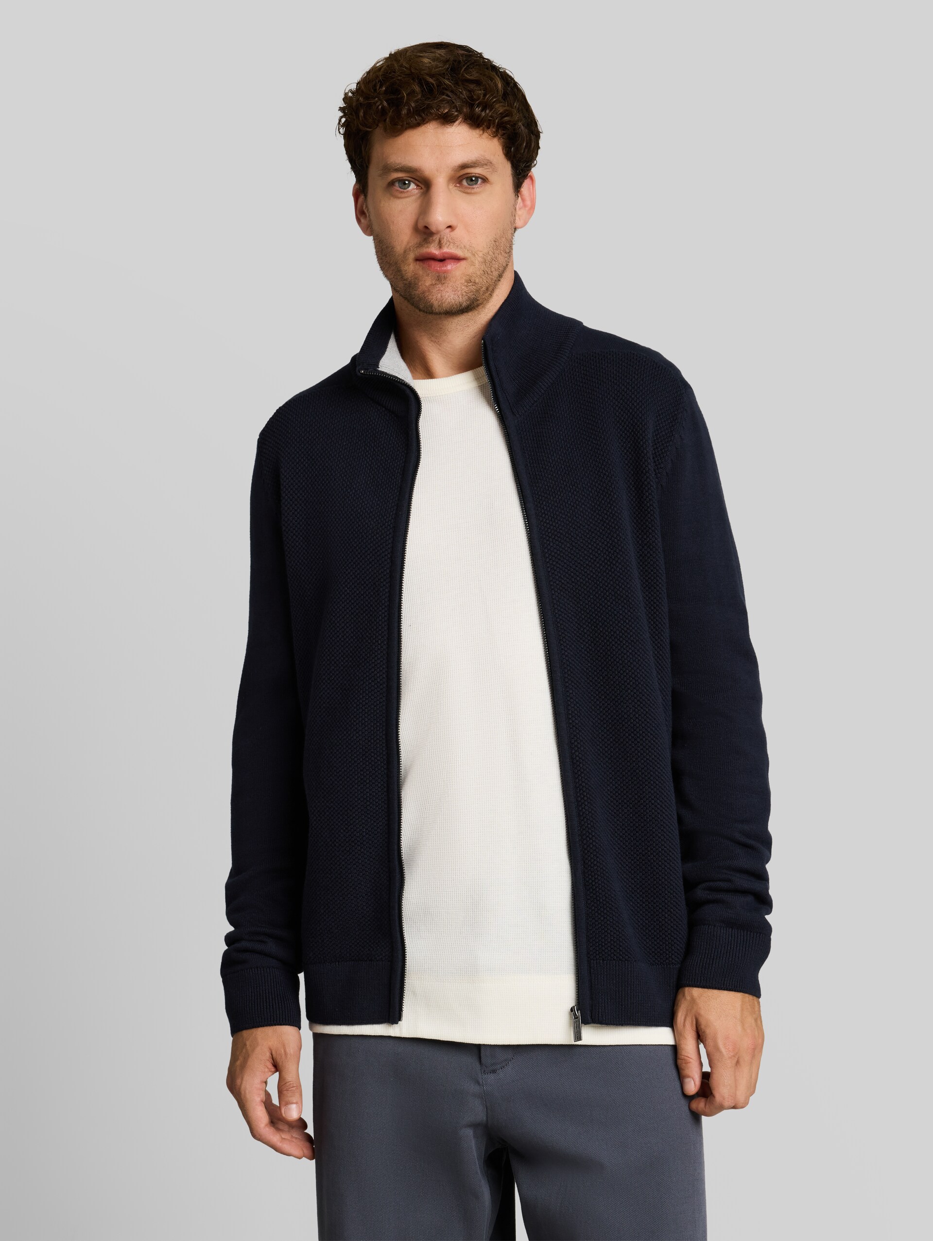Strickjacke mit Strukturmix - sky captain blue - Ausschnitt Model-Vorderansicht