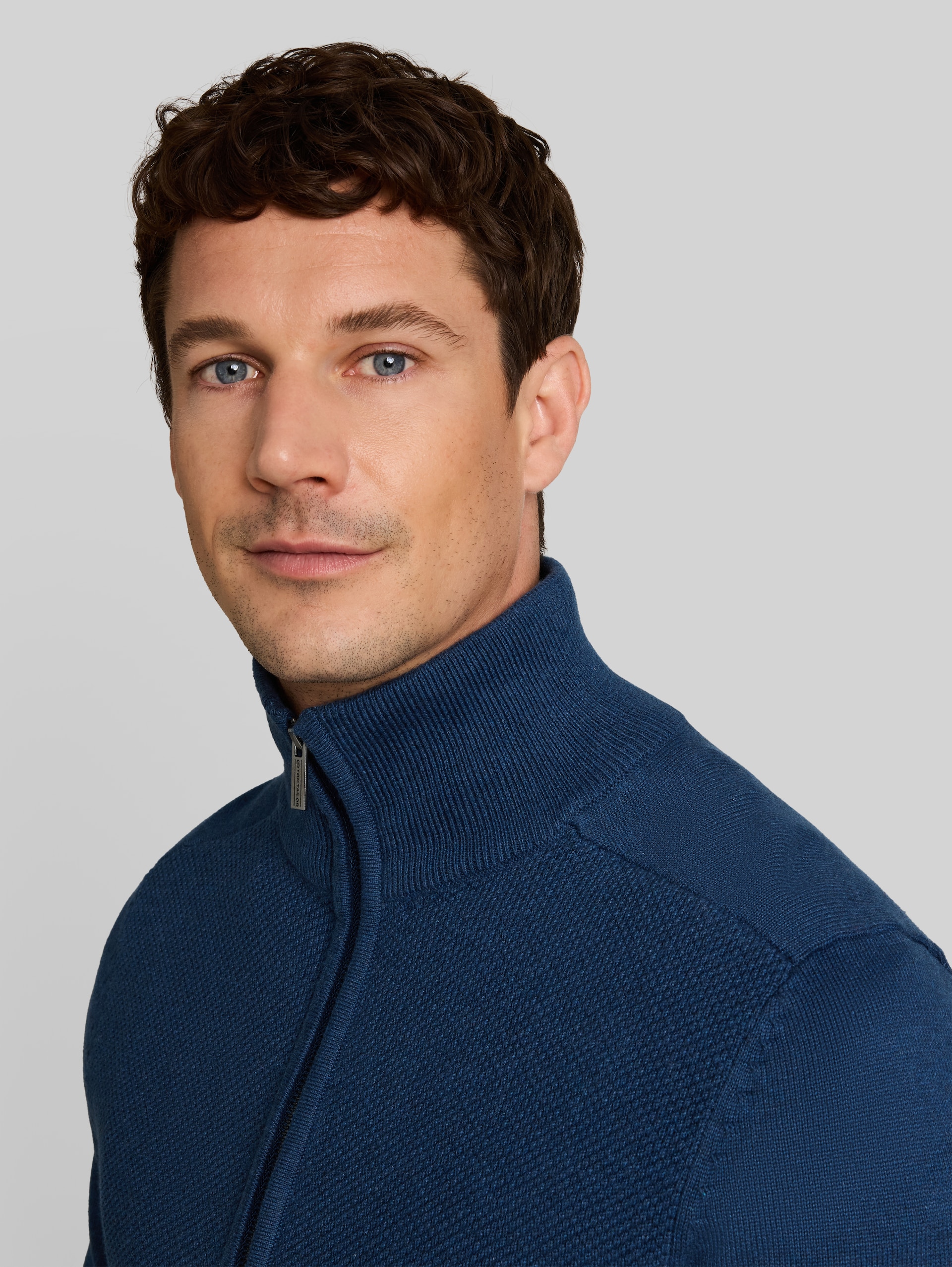 Strickjacke mit Strukturmix - dark duck blue melange - Detail-Model-Ansicht