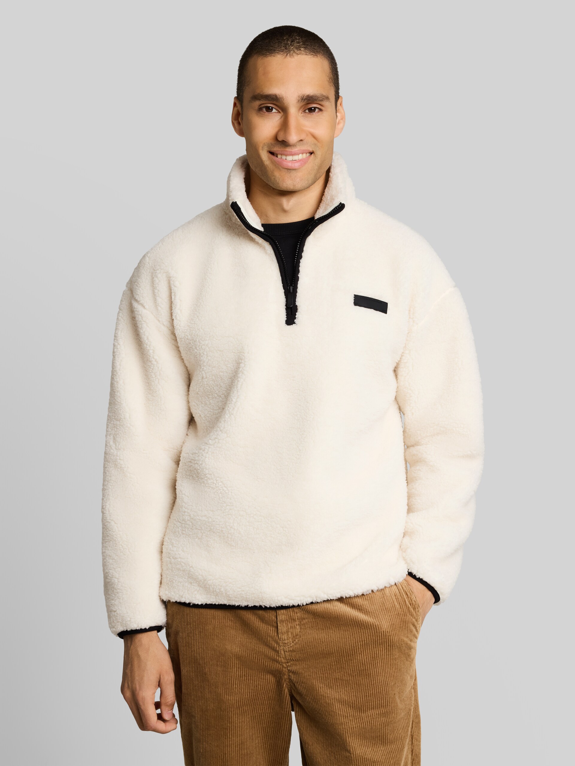 Relaxed Fit Teddy Sweatshirt mit Troyer-Kragen - Gardenia White - Ausschnitt Model-Vorderansicht