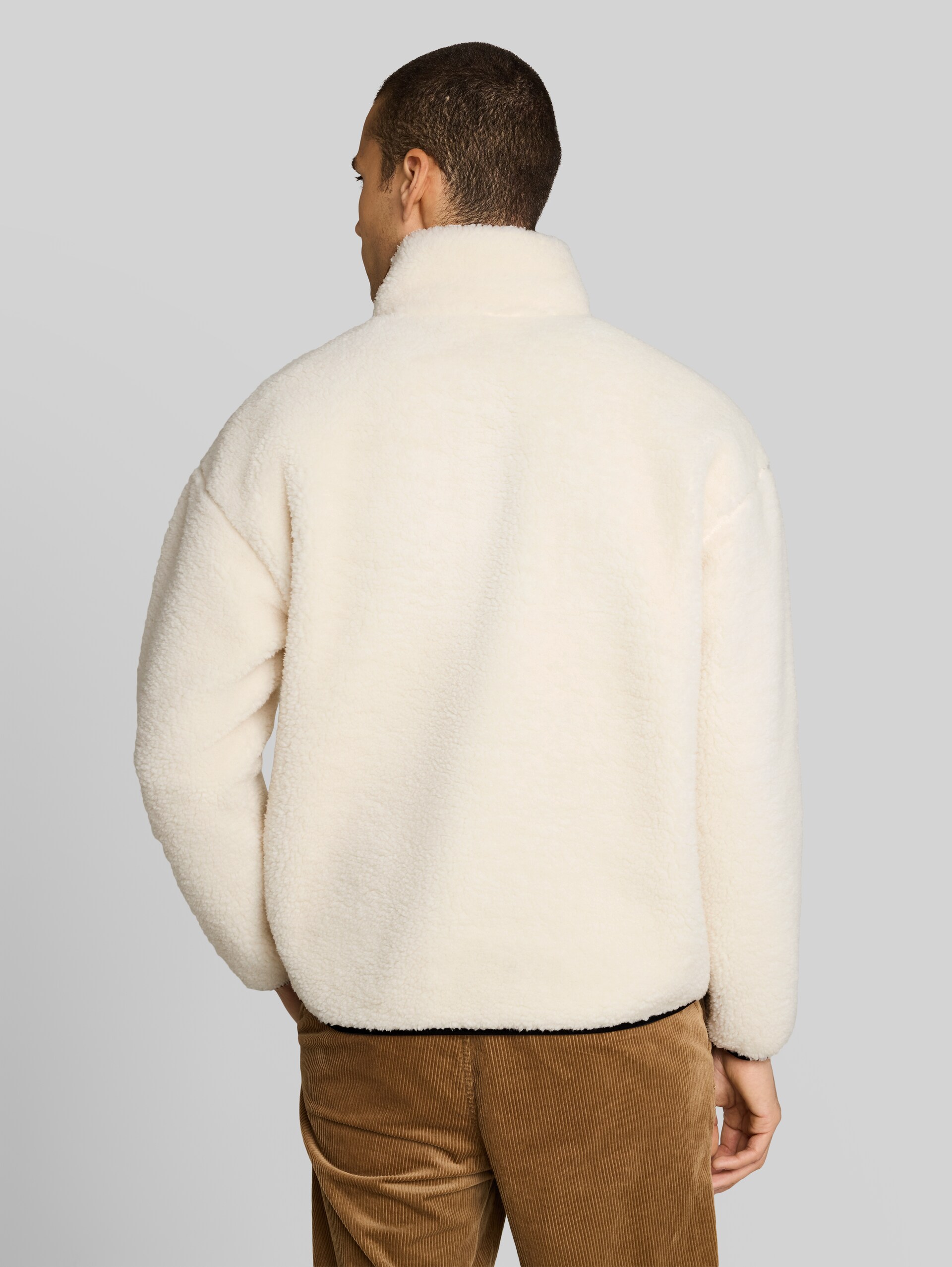 Relaxed Fit Teddy Sweatshirt mit Troyer-Kragen - Gardenia White - Auschnitt Model-Rückansicht