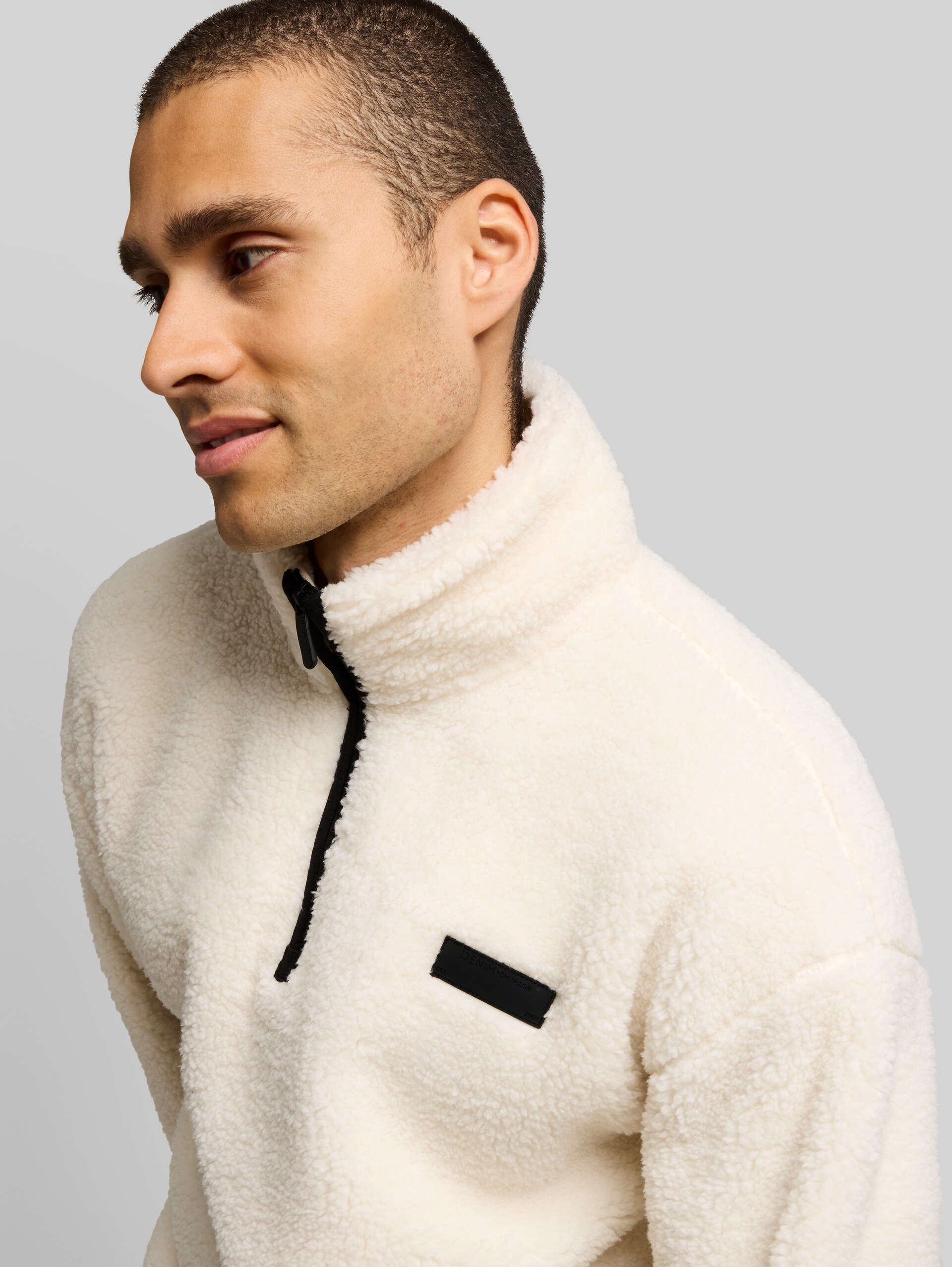 Relaxed Fit Teddy Sweatshirt mit Troyer-Kragen - Gardenia White - Detail-Model-Ansicht