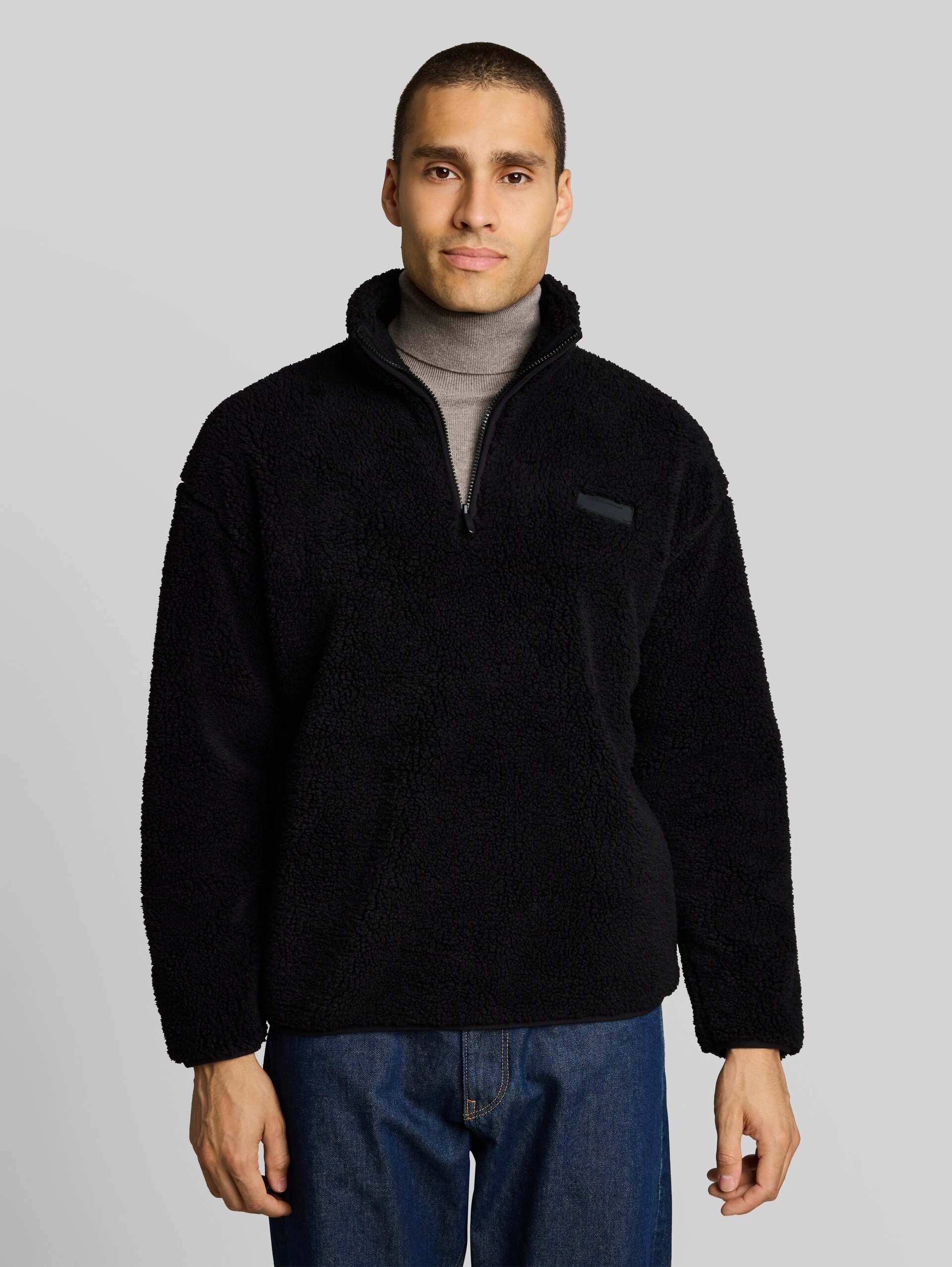 Relaxed Fit Teddy Sweatshirt mit Troyer-Kragen - Black - Ausschnitt Model-Vorderansicht