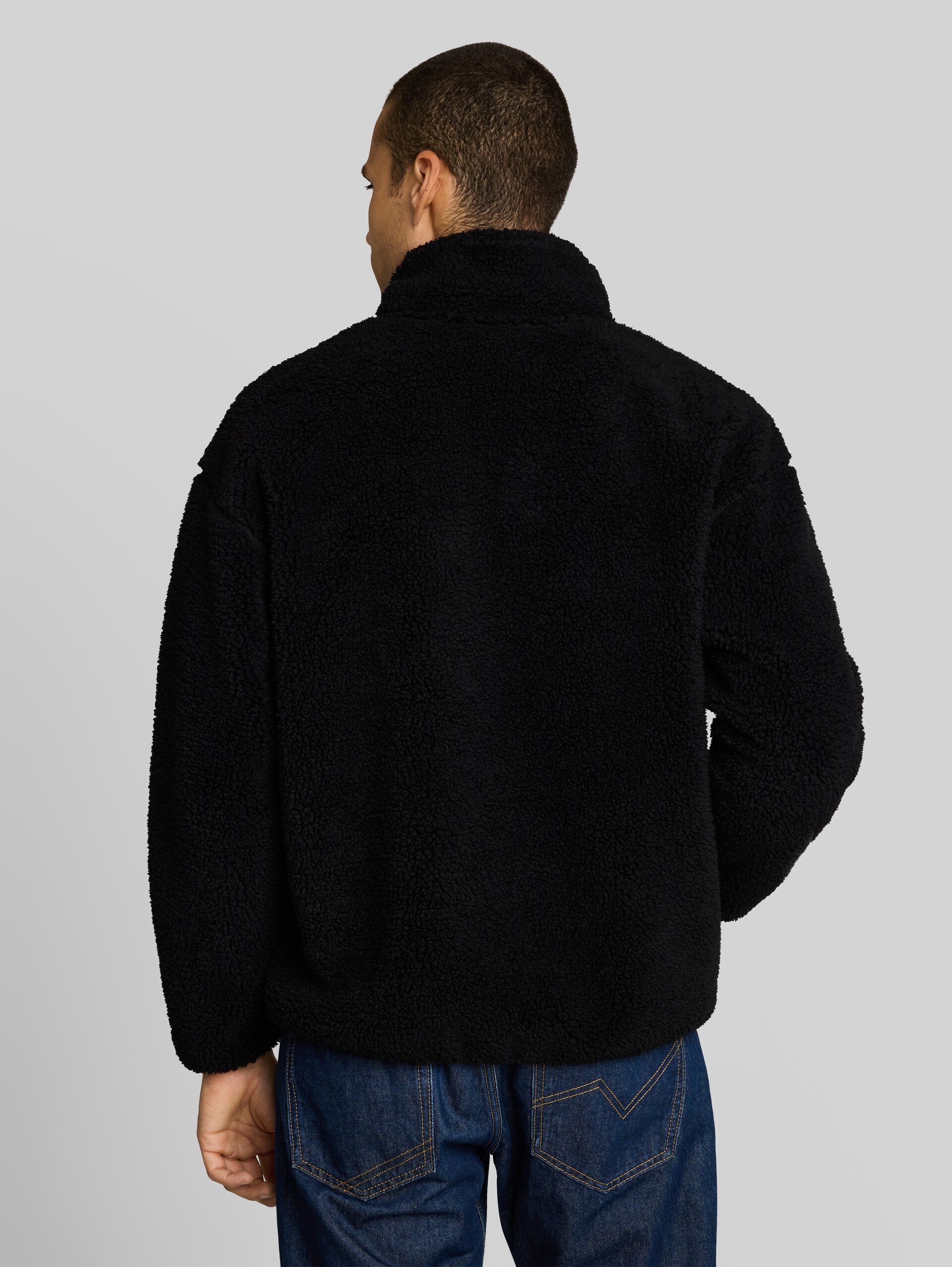 Relaxed Fit Teddy Sweatshirt mit Troyer-Kragen - Black - Auschnitt Model-Rückansicht