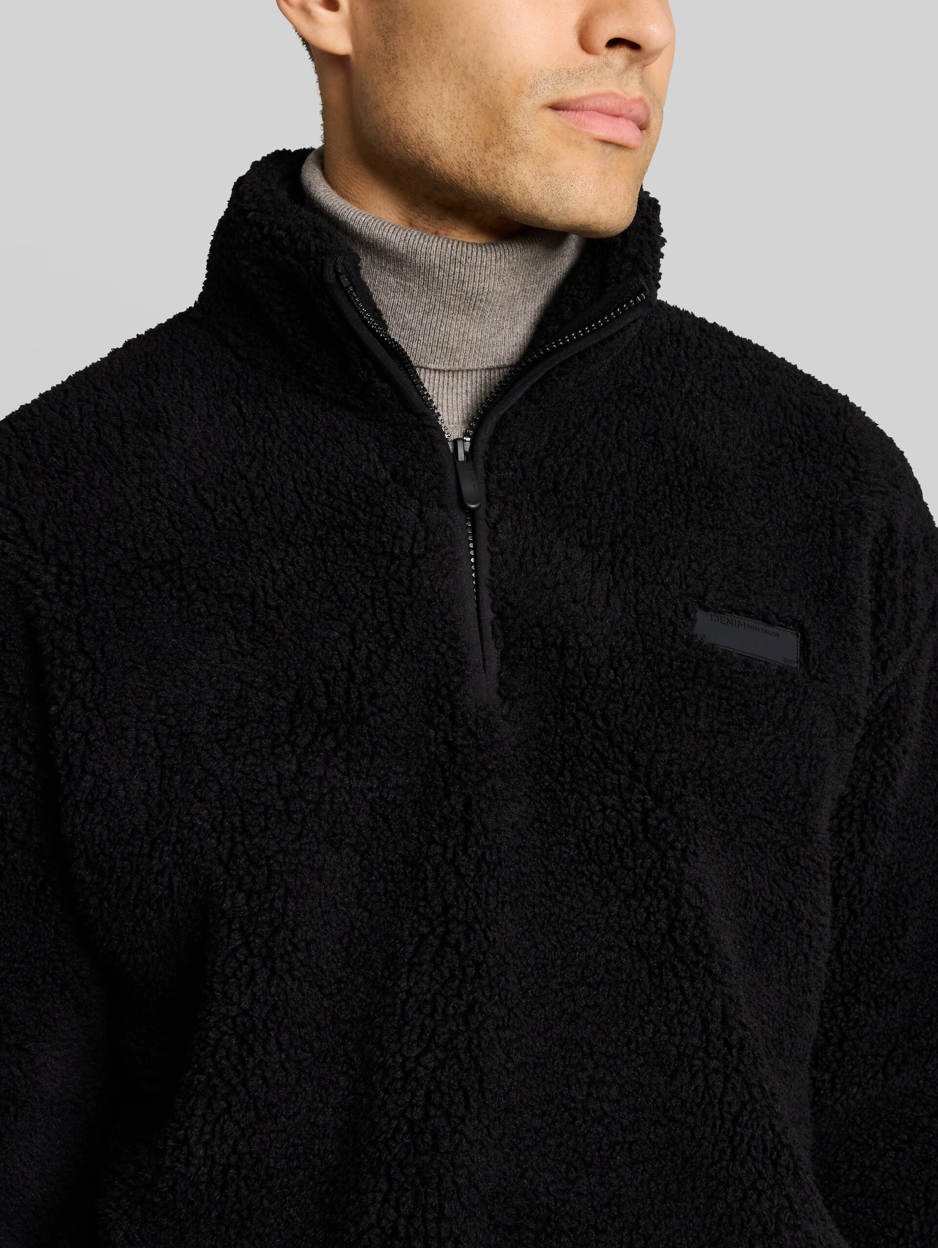 Relaxed Fit Teddy Sweatshirt mit Troyer-Kragen - Black - Detail-Model-Ansicht