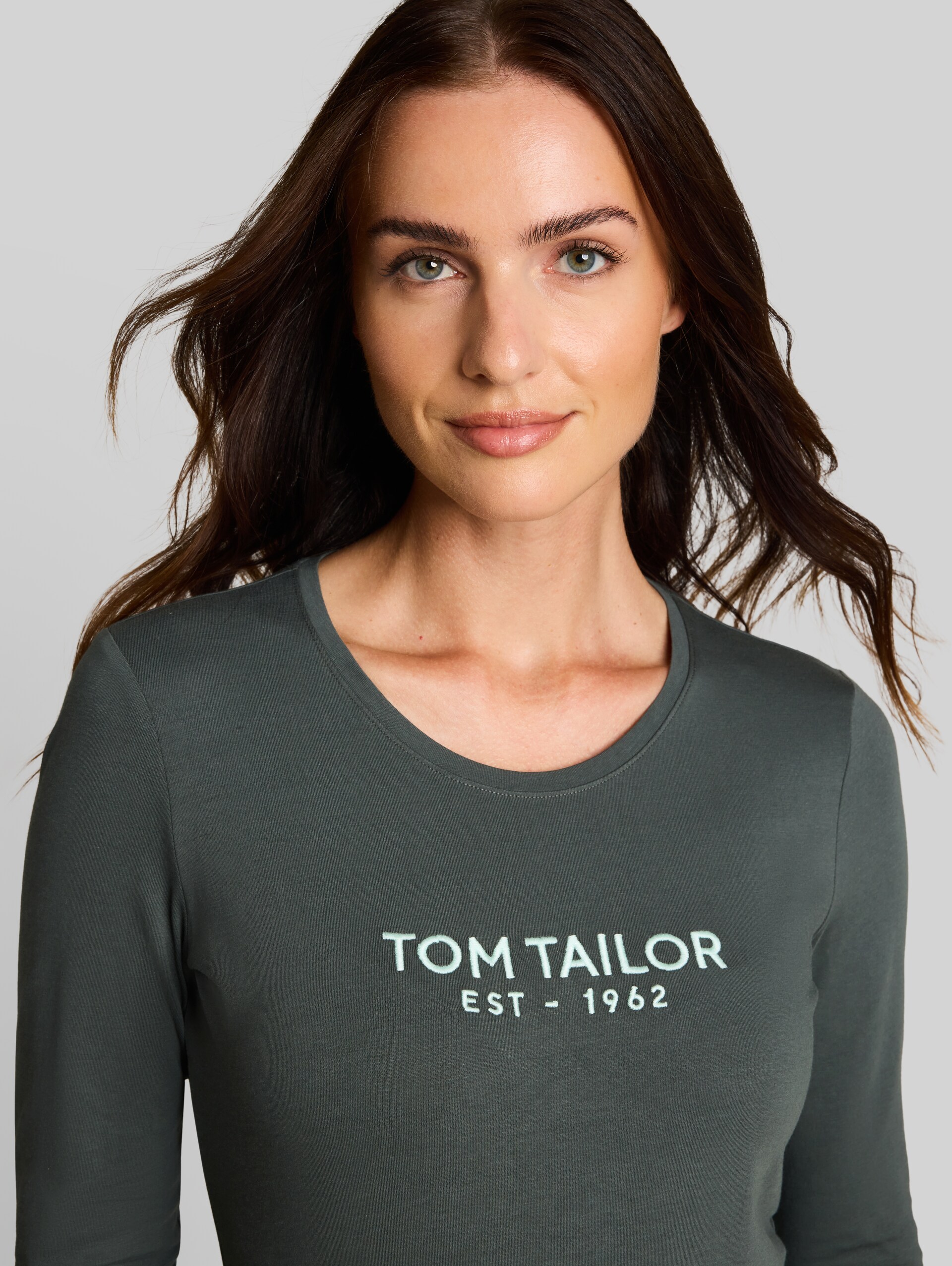 T-shirt met lange mouwen en logo-print - Darkest Olive - Detailaanzicht model