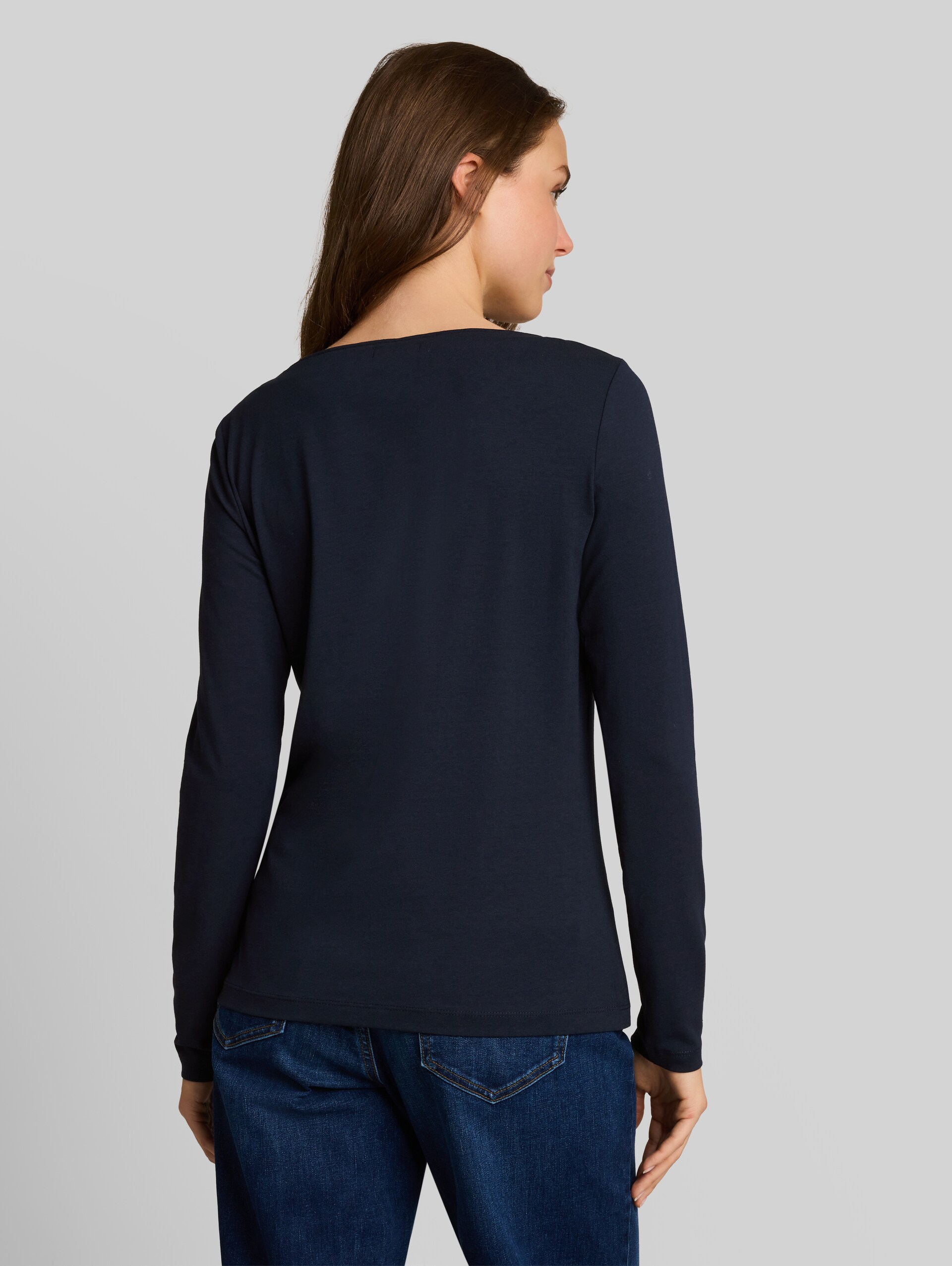 Slim Fit Langarmshirt mit Knopfleiste - sky captain blue - Auschnitt Model-Rückansicht