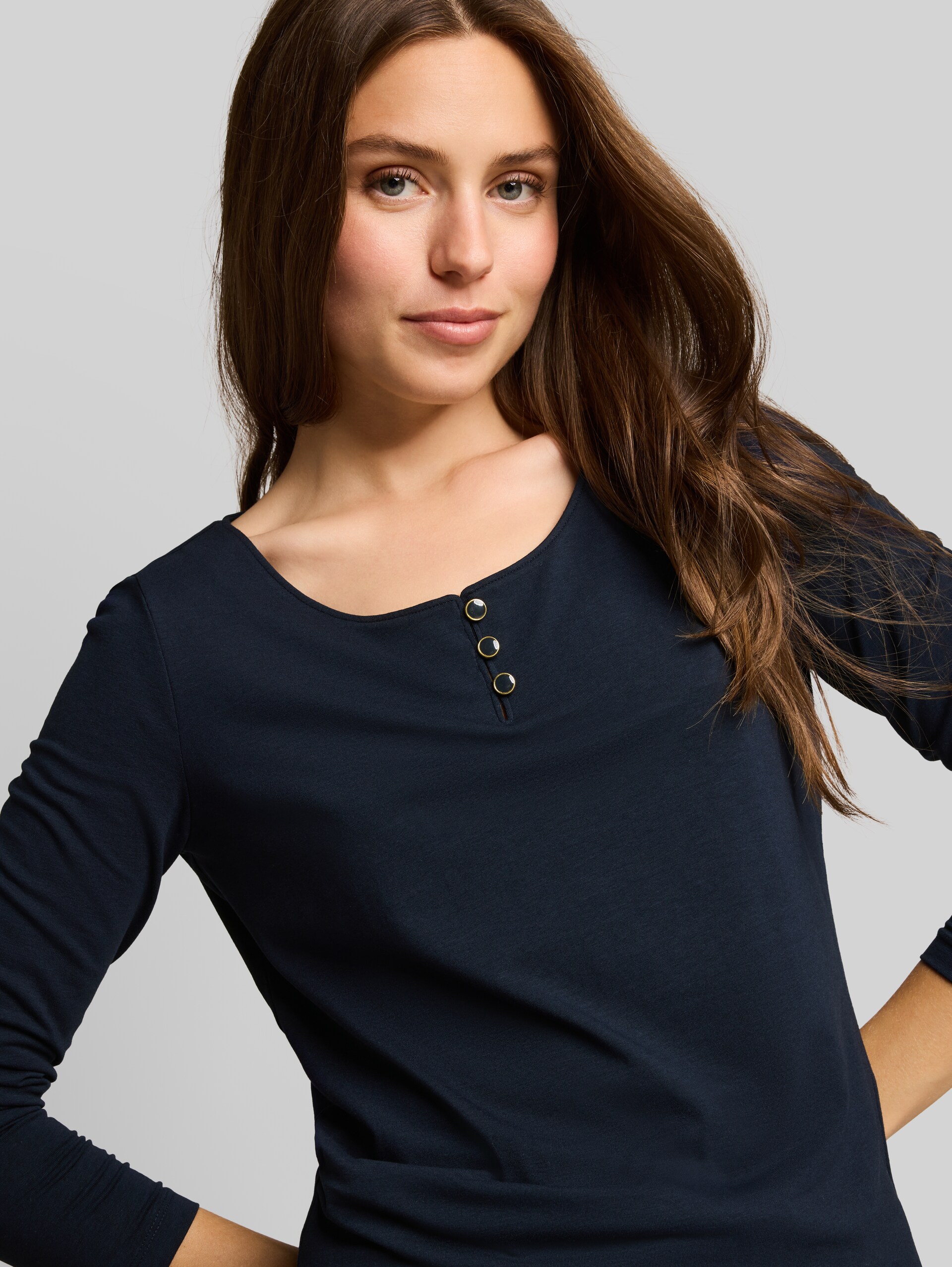 Slim Fit Langarmshirt mit Knopfleiste - sky captain blue - Detail-Model-Ansicht