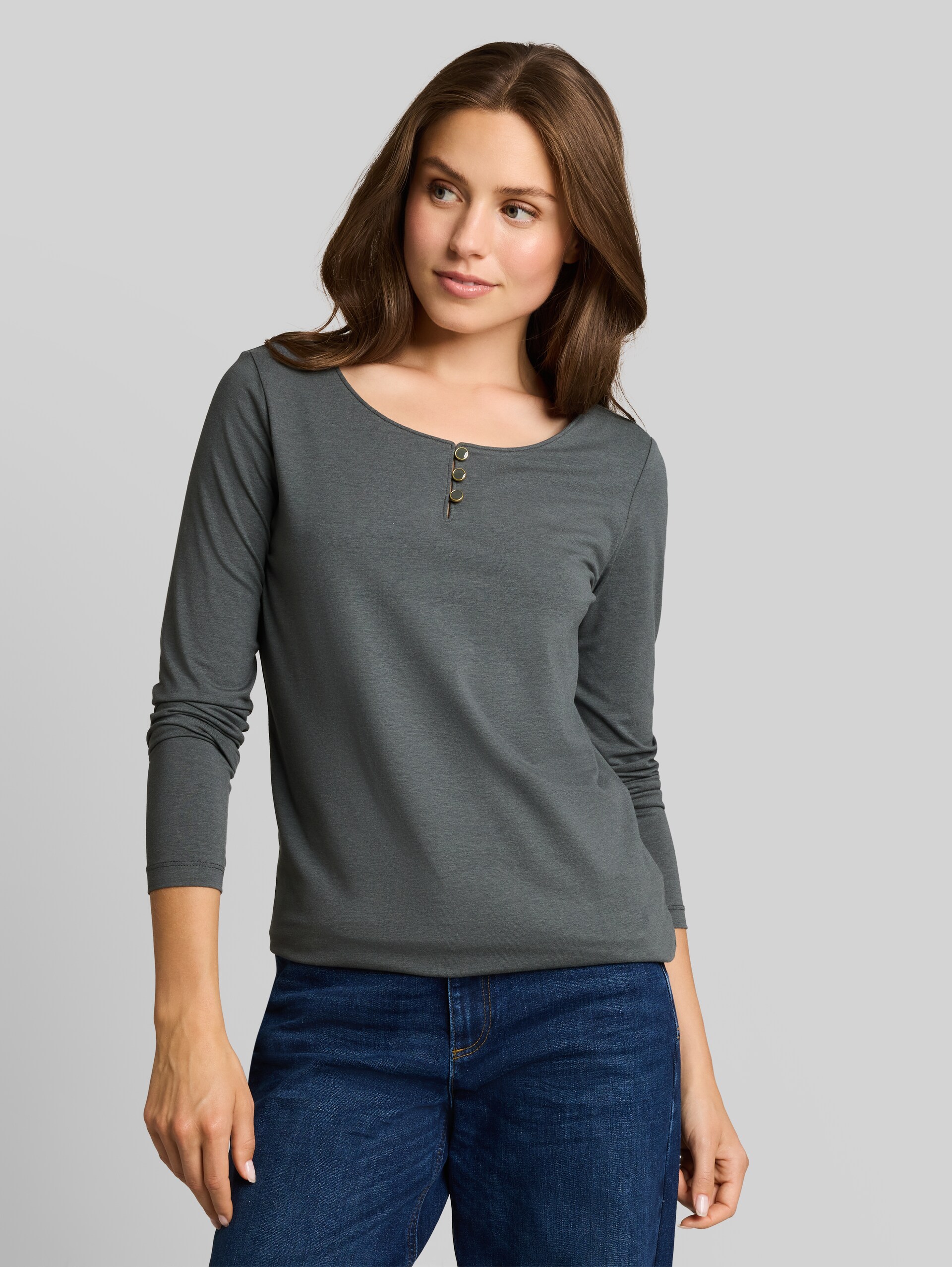 Slim Fit Langarmshirt mit Knopfleiste - Darkest Olive - Ausschnitt Model-Vorderansicht
